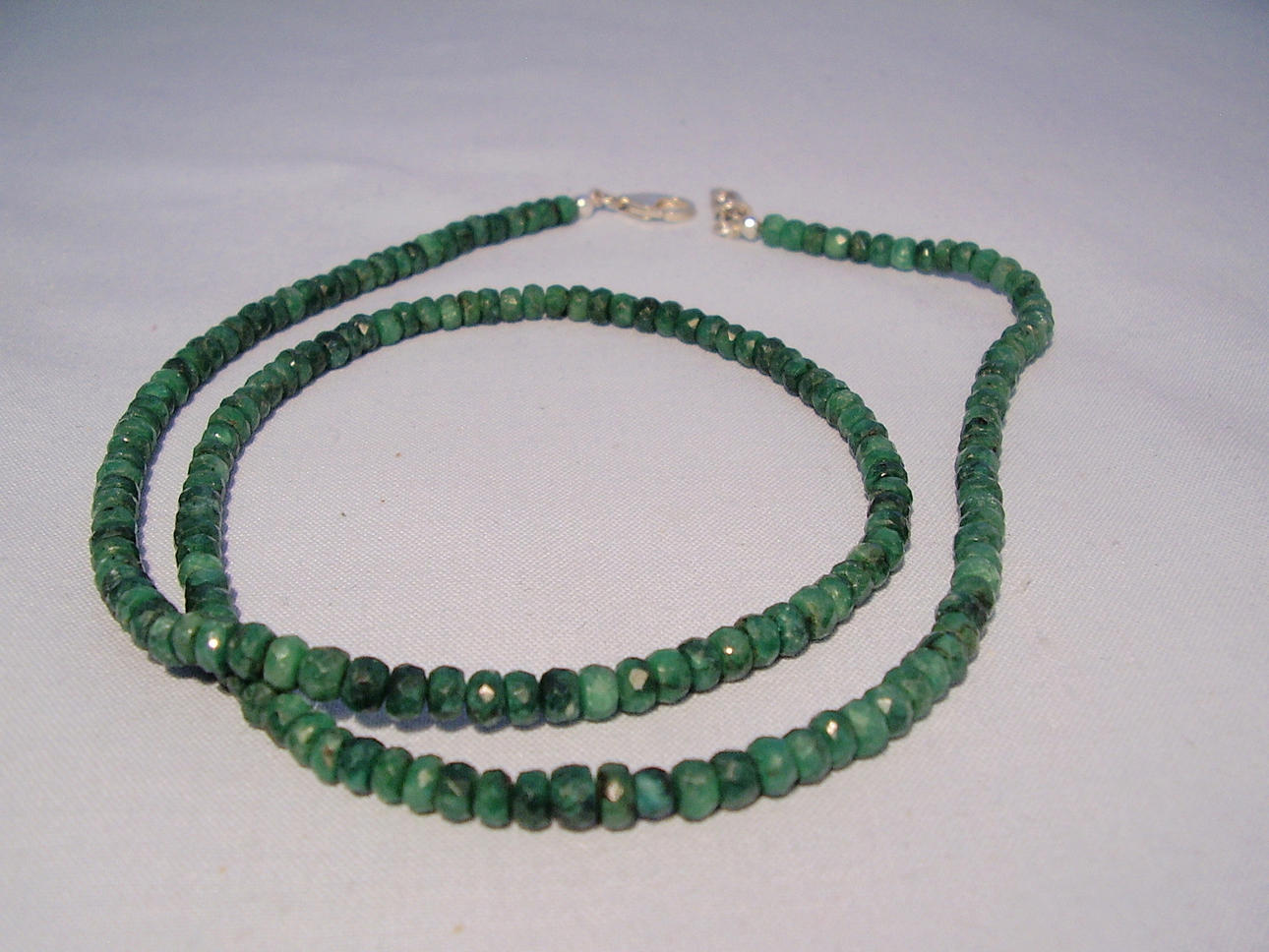 EMERALD HALSBAND 130 ct. Längd 59 cm.