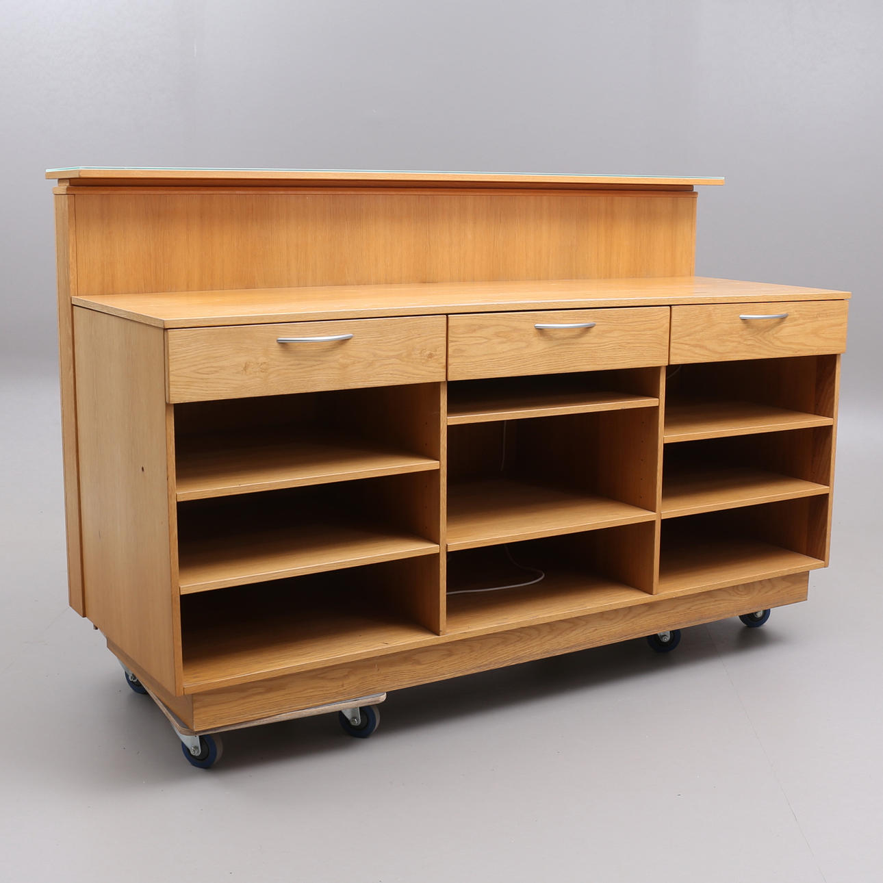 Eine Geschäftstheke aus Eiche/Glas, 1900/2000er Jahre.