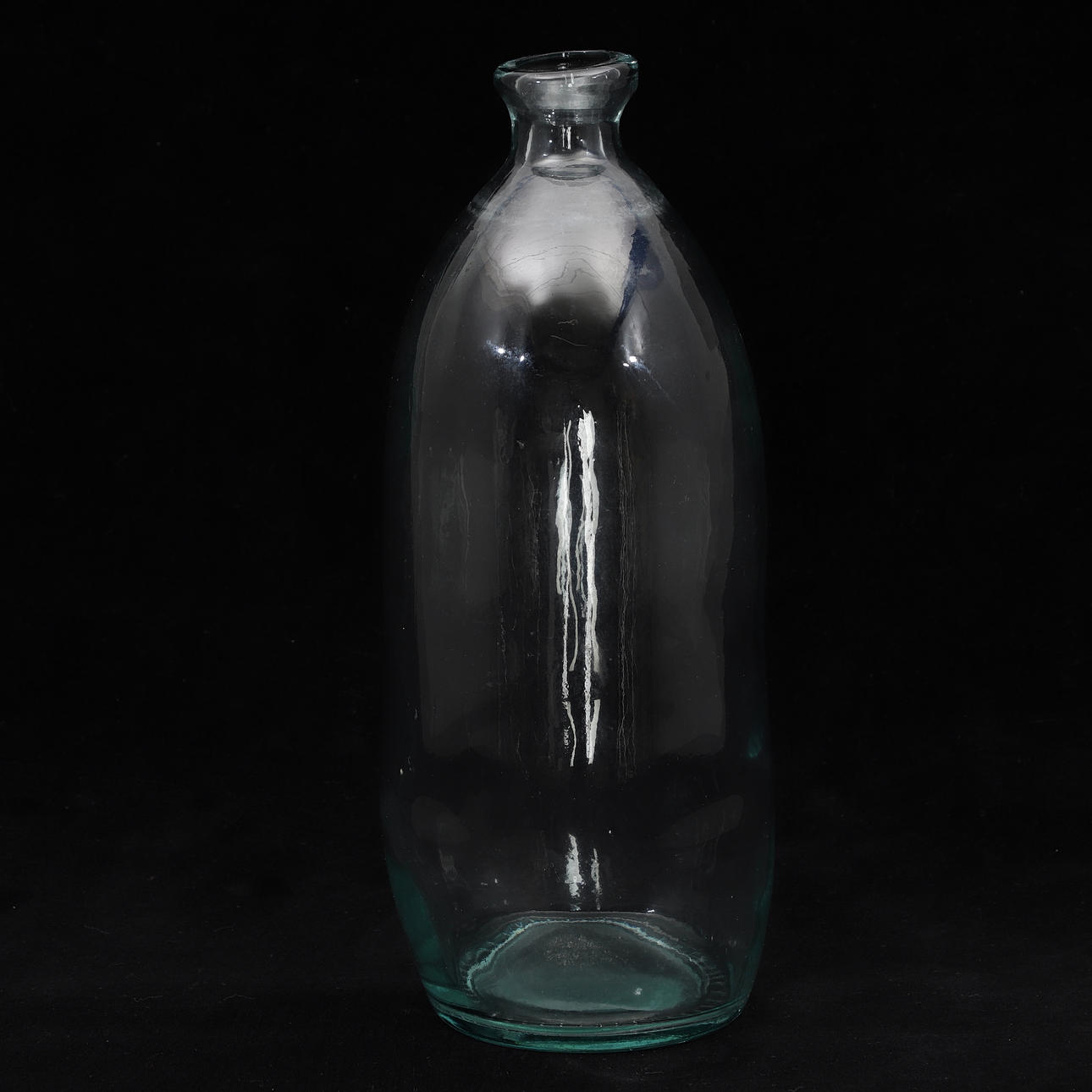 Eine Glasflasche, 20. Jahrhundert.