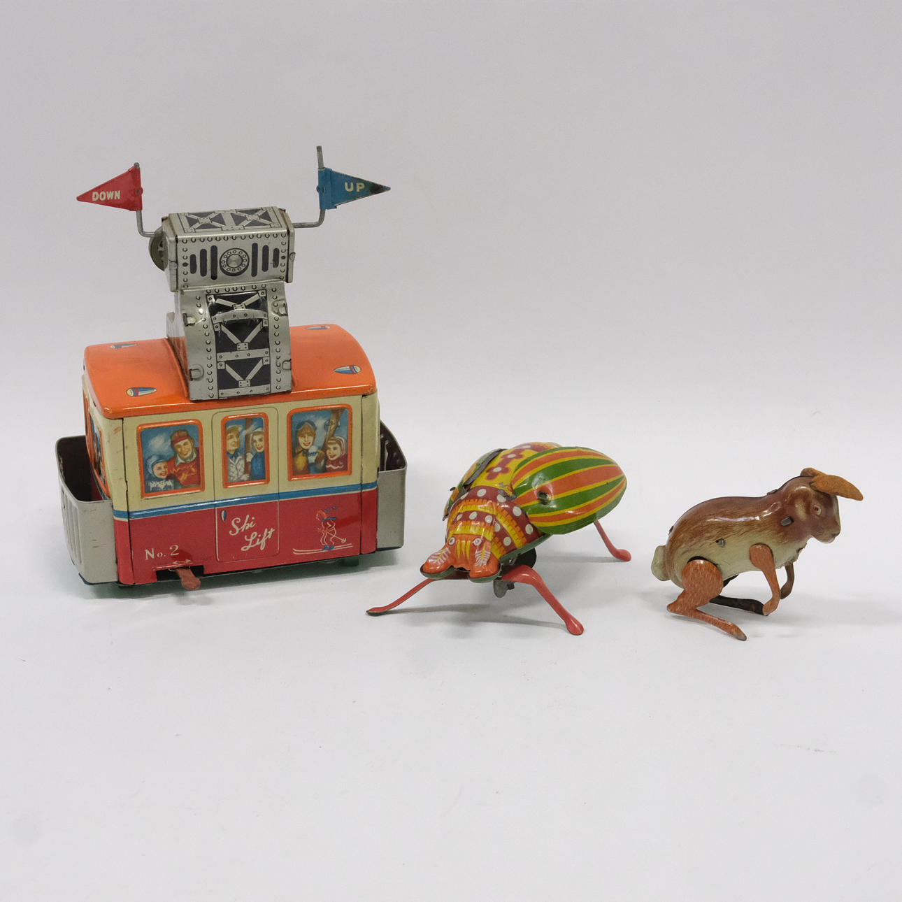 MEKANISK LEGETØJ, TRE STYKKER.