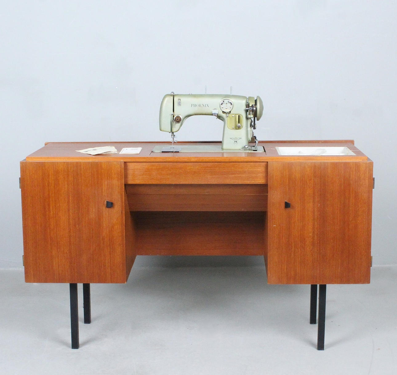 Phoenix, Nähmaschinentisch / Universal-Nähmaschine.