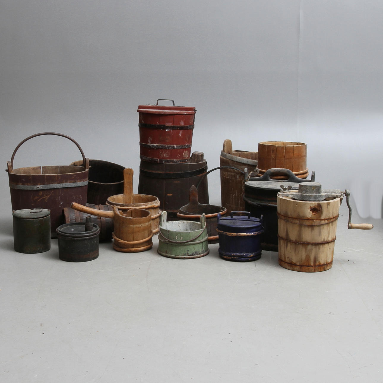 PARTI ALLMOGE, Hinkar, kärl, lådor och kvarn.