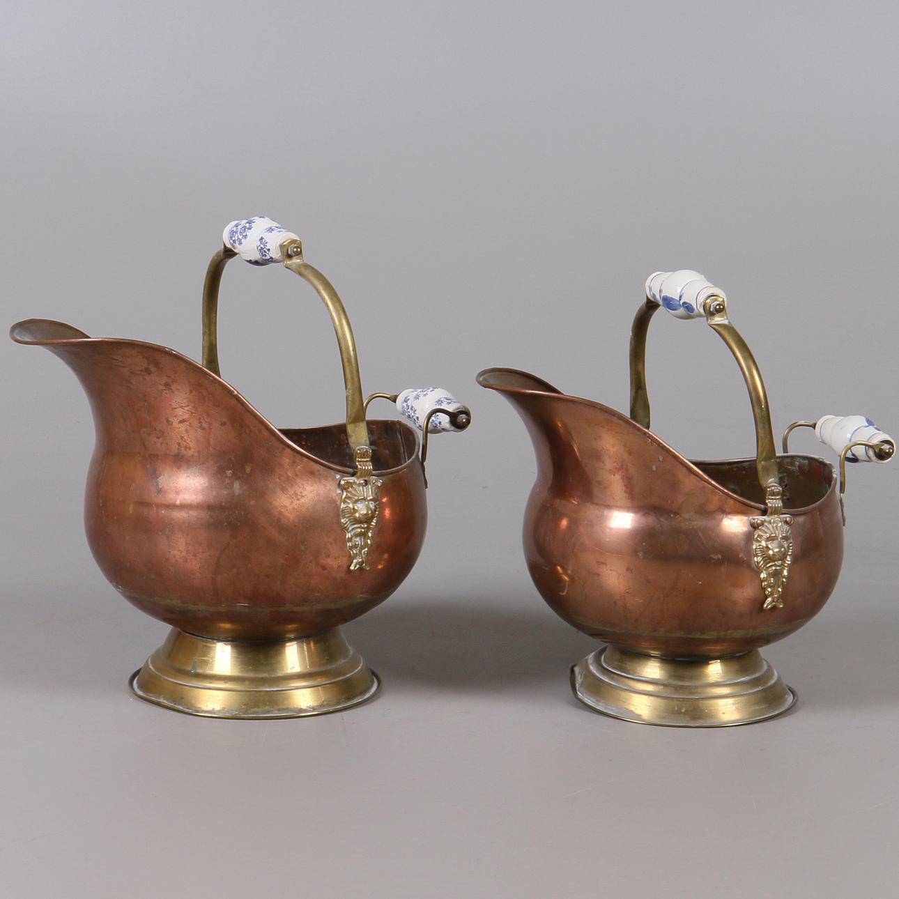 KOLHÄMTARE, 2 st. Koppar samt porslin, 1900-tal.