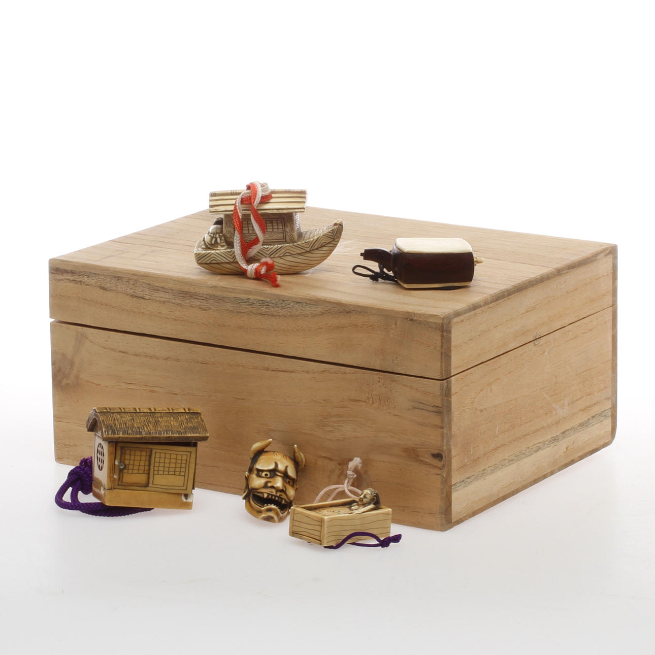 MINIATYRER, 5 st, buffelhorn och trä, Japan.