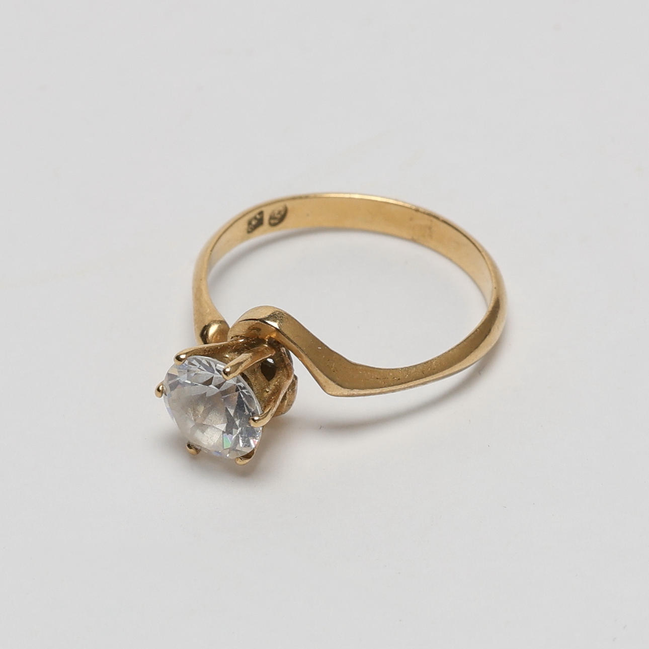RING. 18 K, 750, med sten.