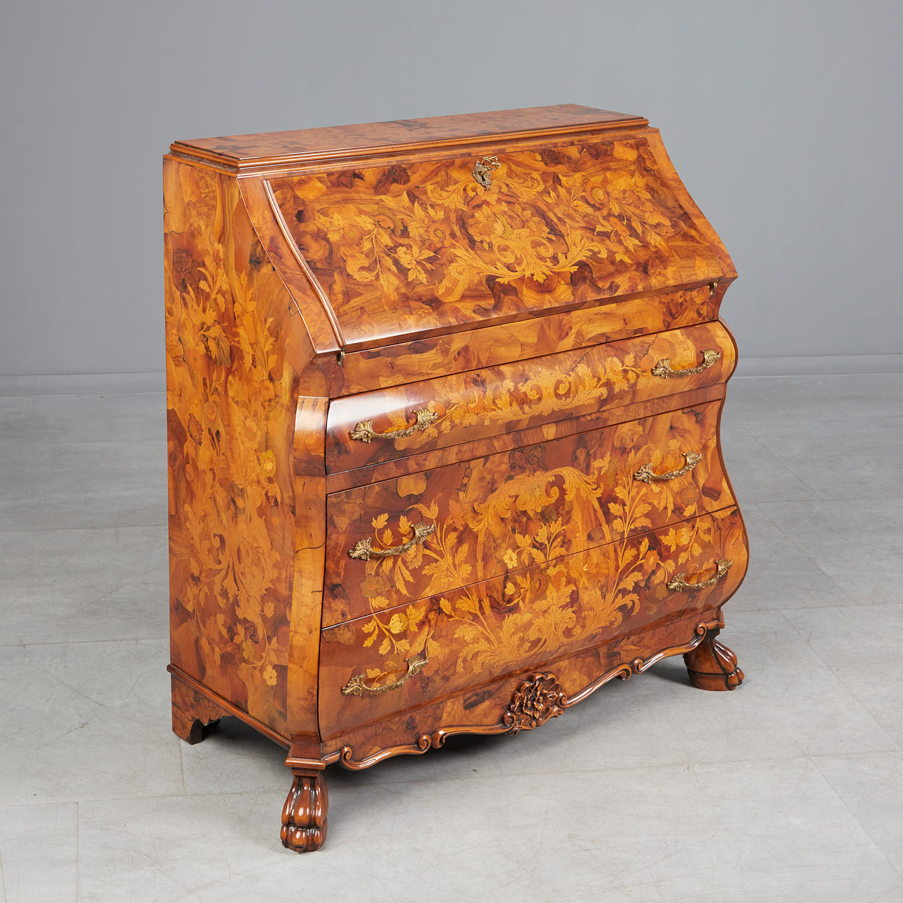 Sekretär mit reichen Intarsien, barocker Stil, Holz.