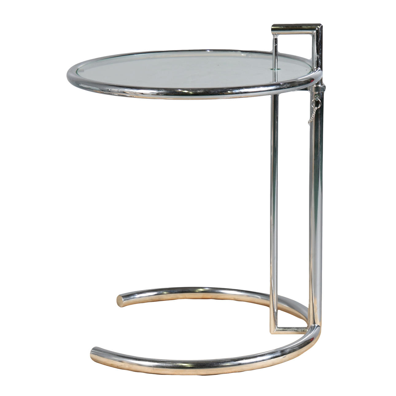 ET JUSTERBART SIDEBORD I KROM OG GLAS.