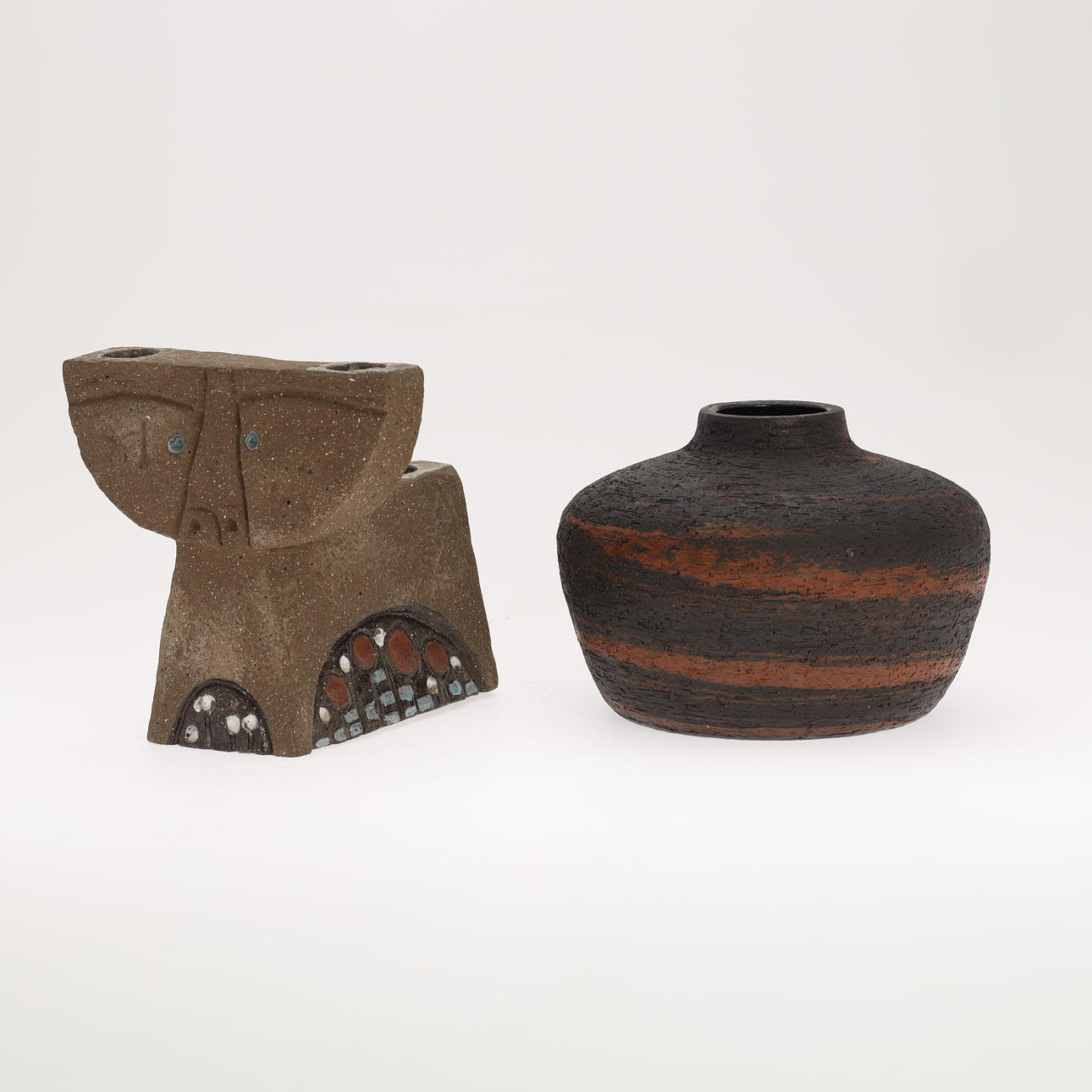 GUNNAR NYLUND OG THOMAS HELLSTRÖM. Jarrón y candelabro, gres, Nymölle y Nittsjö, Dinamarca y Suecia (2).