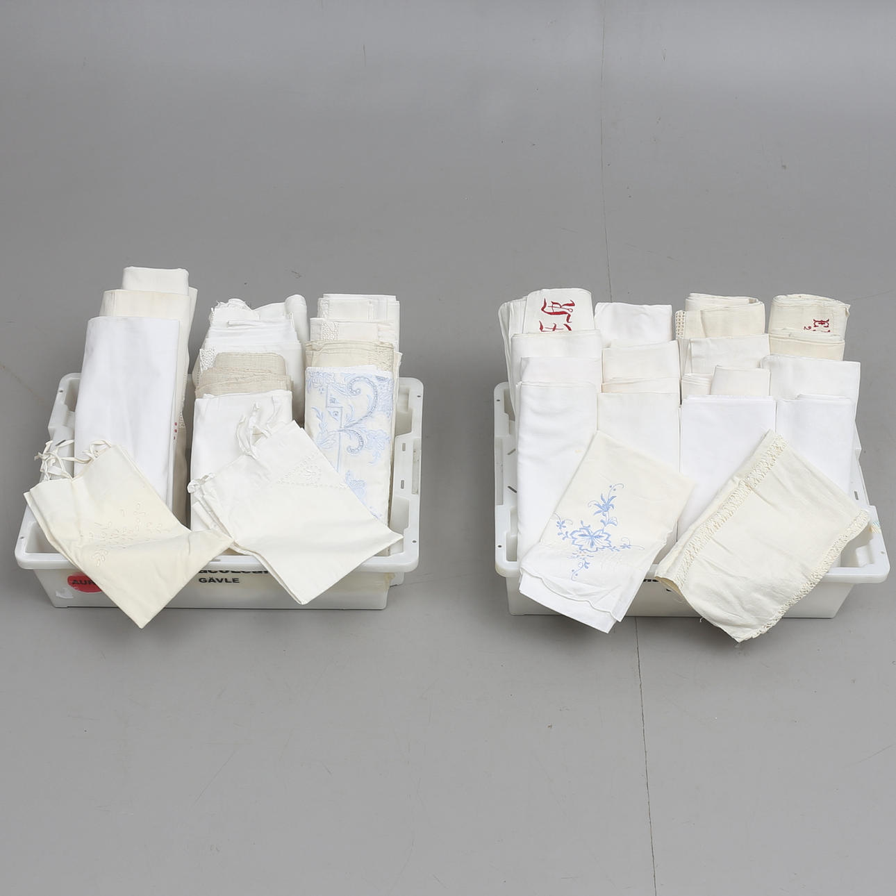 LAKAN SAMT ÖRNGOTT med spets och brodyr.