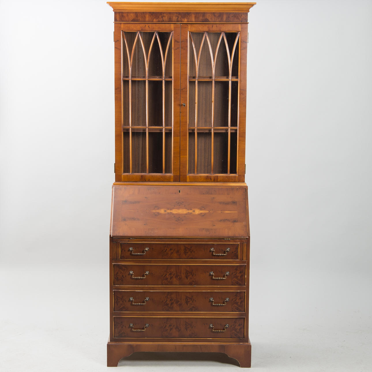 SNEDKLAFFSEKRETÄR MED VITRINÖVERDEL, idegran, engelsk stil.