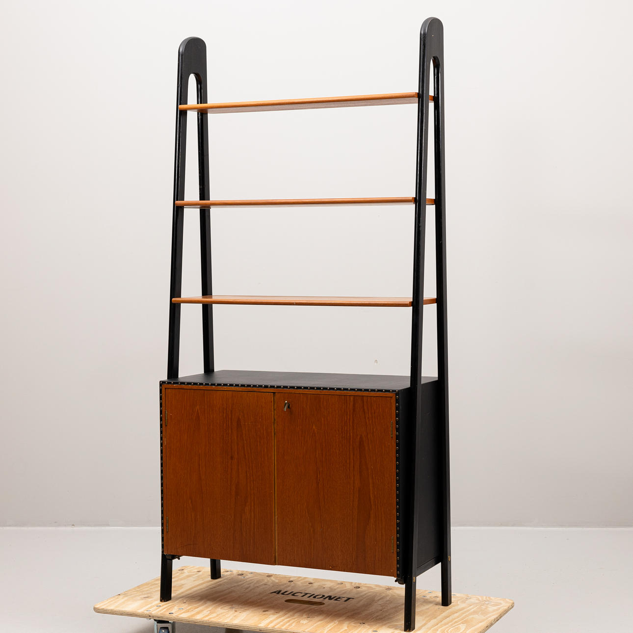 KIRJAHYLLY, tiikkiä, 1950-tal.