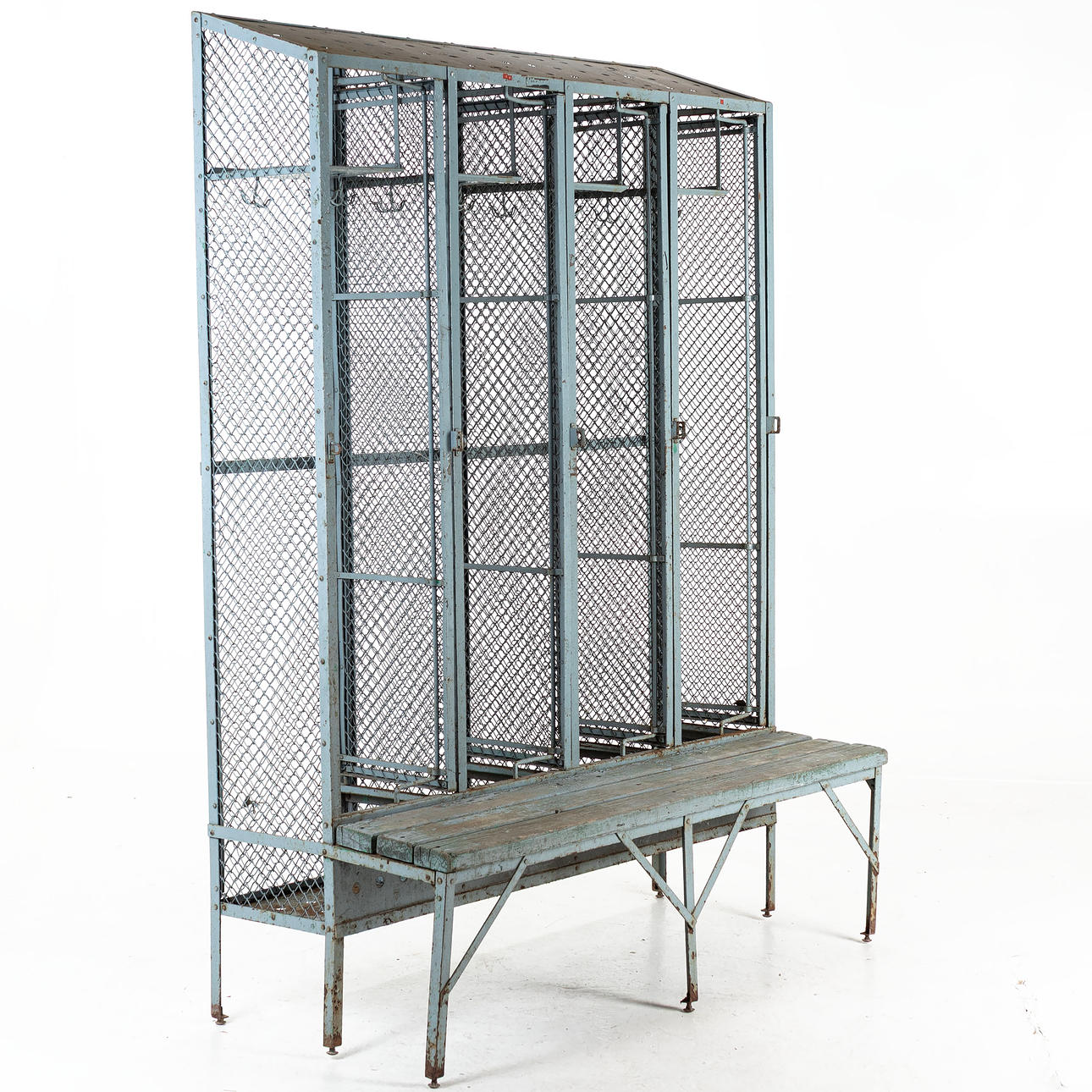 KLÄDSKÅP, plåt, industriell, omkring 1900-talets mitt.