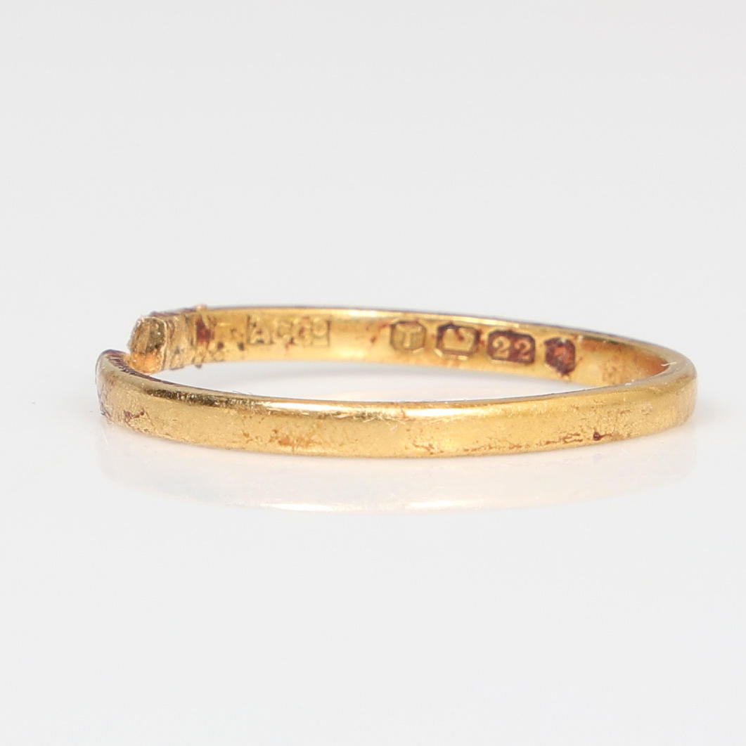 EN 22 KARAT GULD VIGSELRING.