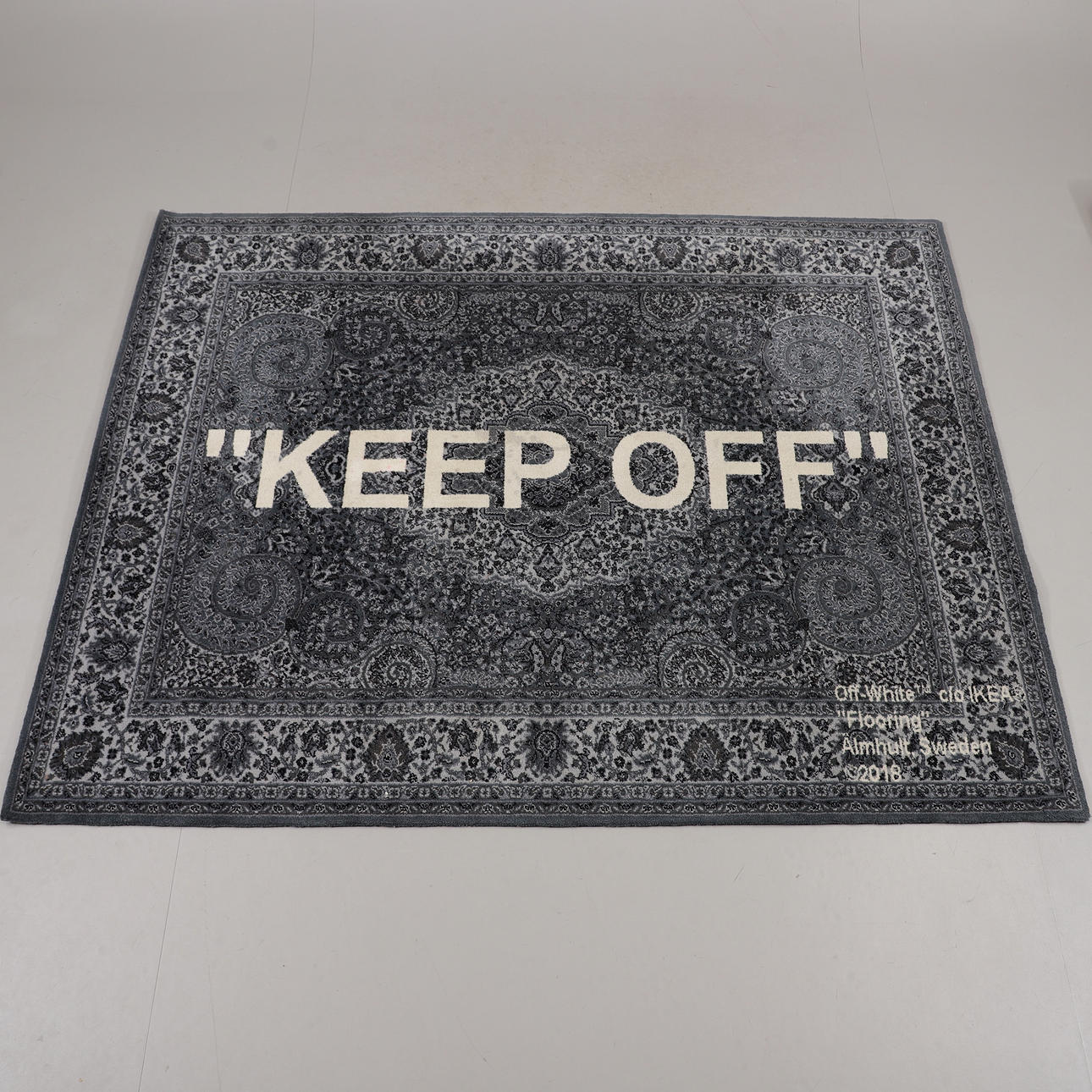 VIRGIL ABLOH. Alfombra, «Keep off», IKEA, 2018.