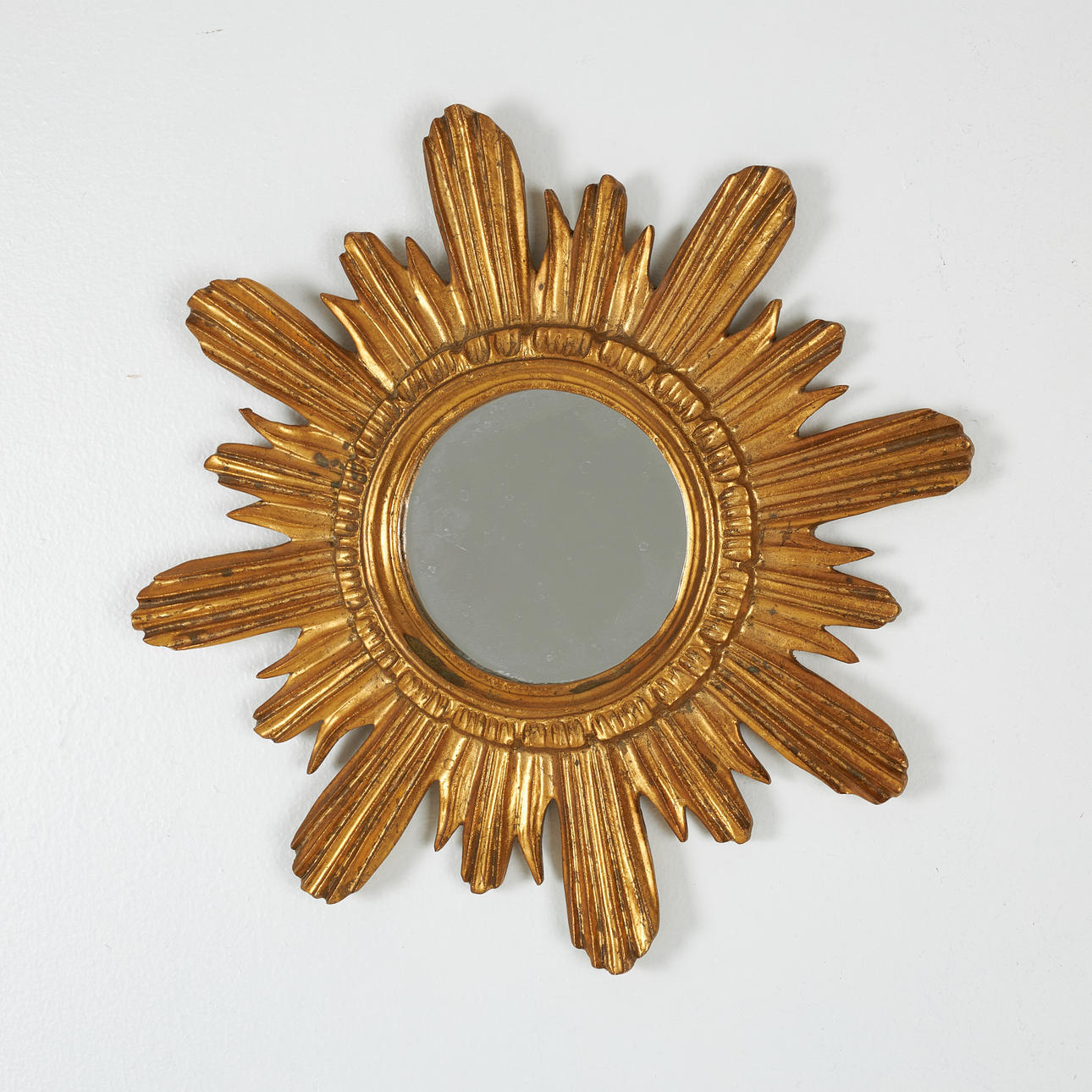 SOLSPEGEL. 1900-talets andra hälft, förgyllt trä.