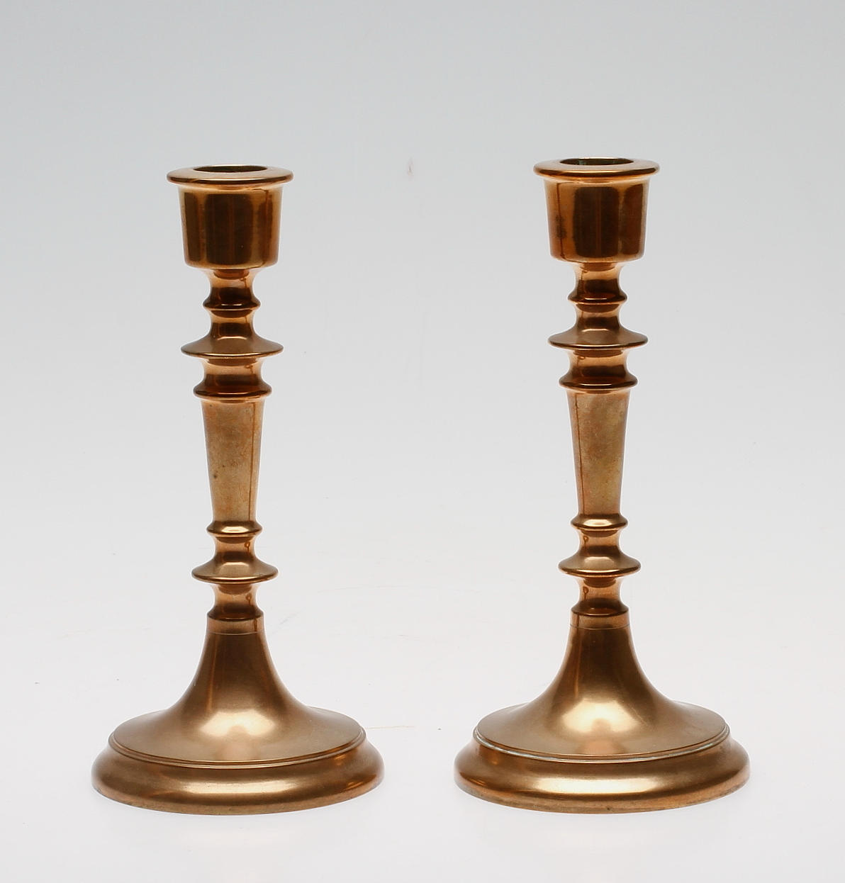 LJUSSTAKAR, ett par, mässing, Bersbo. 1974.