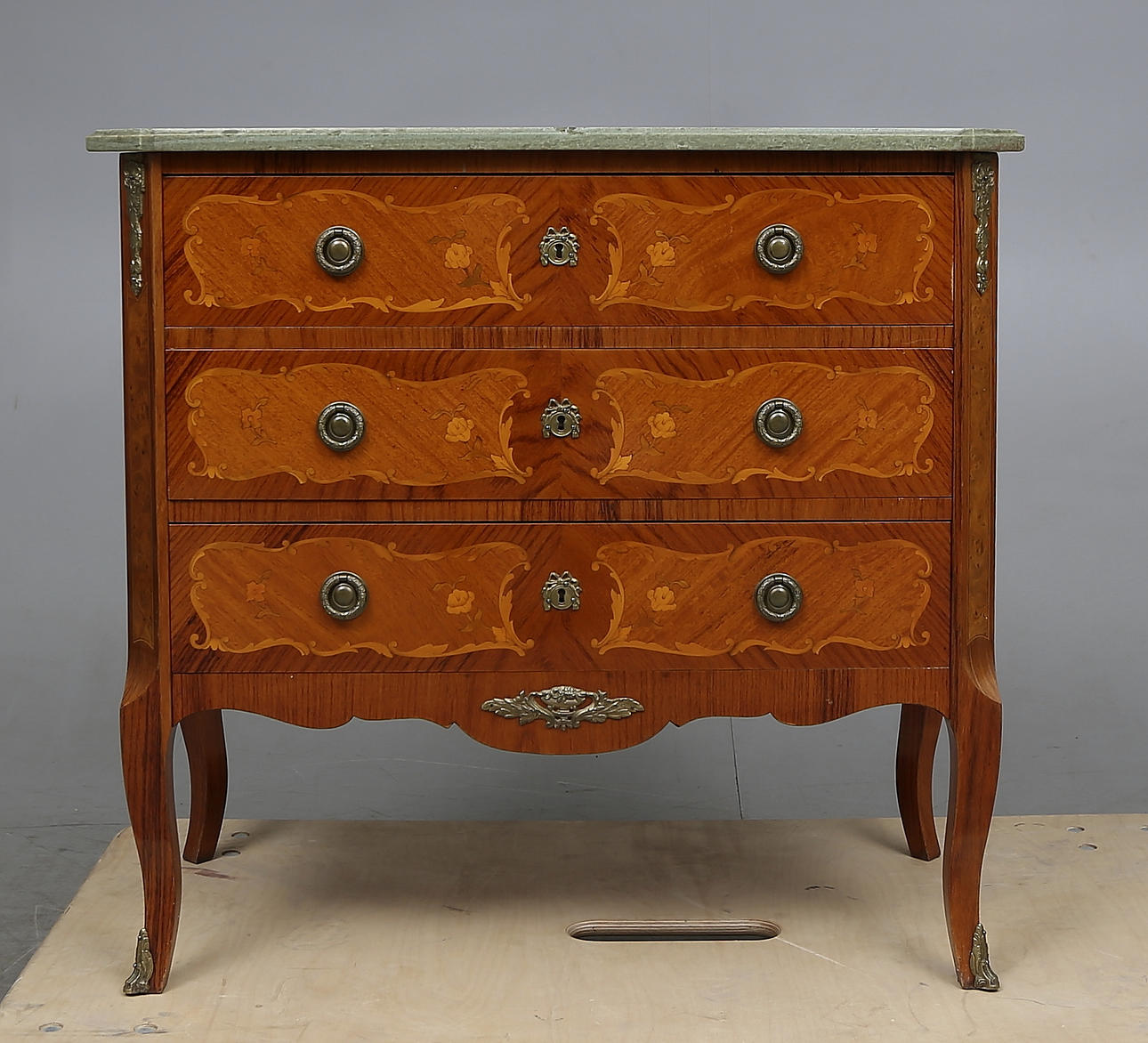 BYRÅ med STENSKIVA, gustaviansk stil, 1900-tal.