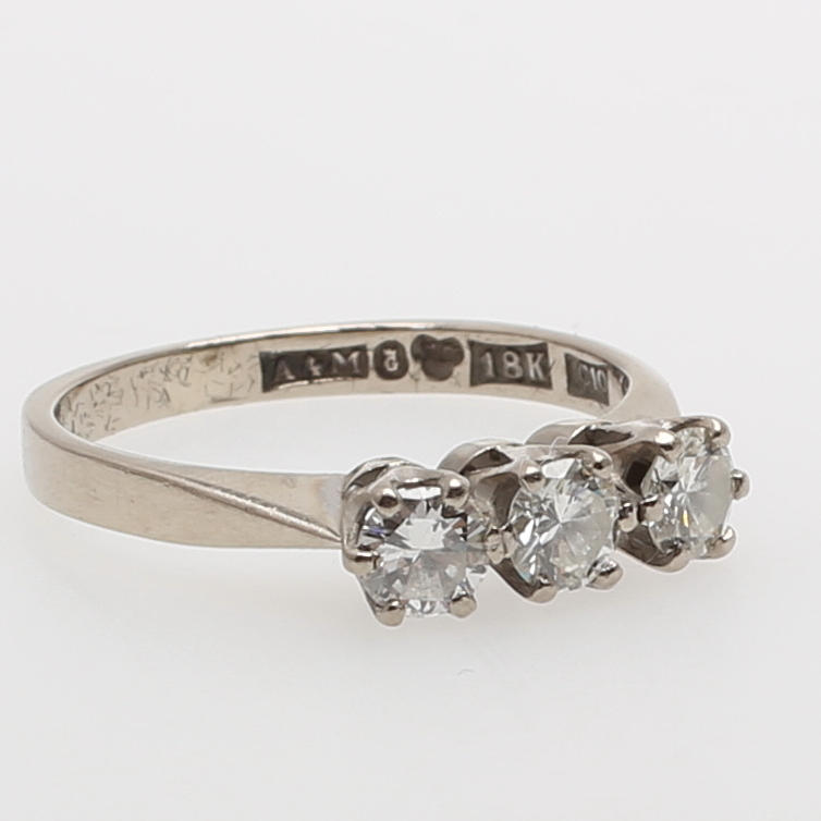 RING i 18K vitguld, 3 diamanter, 0,53 carat.