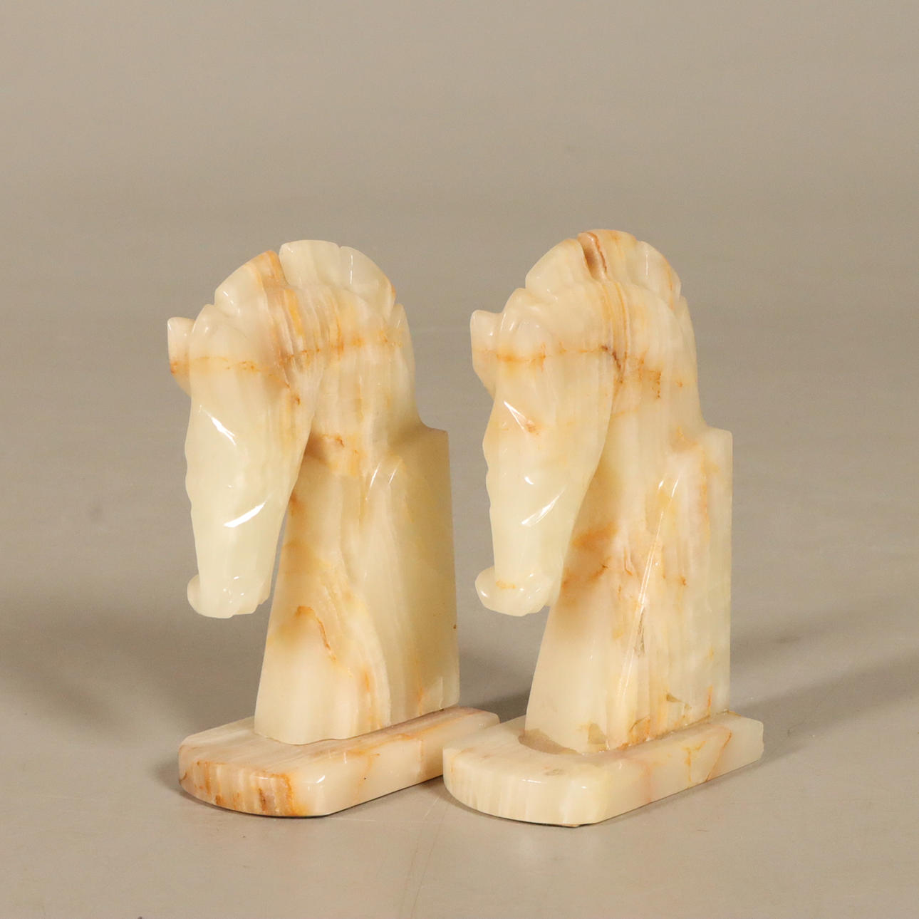 BUCHSTÜTZEN, 1 Paar, Onyx.