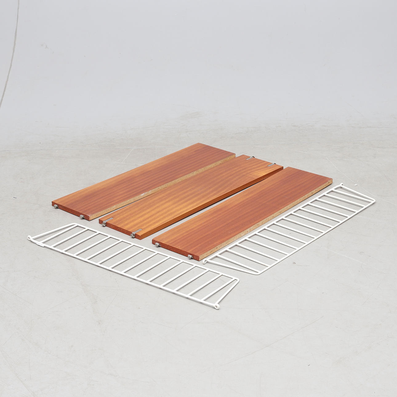 A 5-piece string shelf, rubberized metal/mahogany, 20th century.