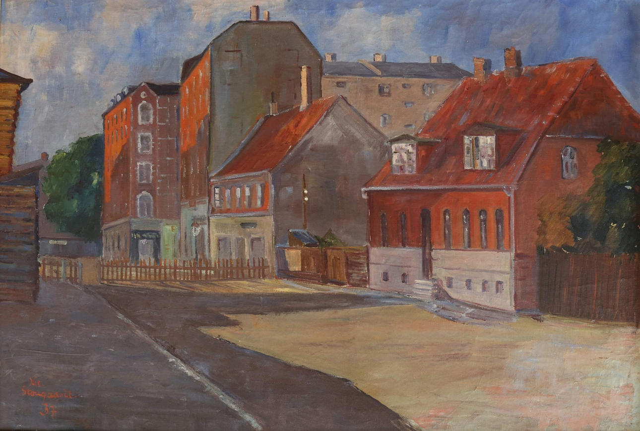 NIS STROUGAARD. SOLIG GATA SCEN.