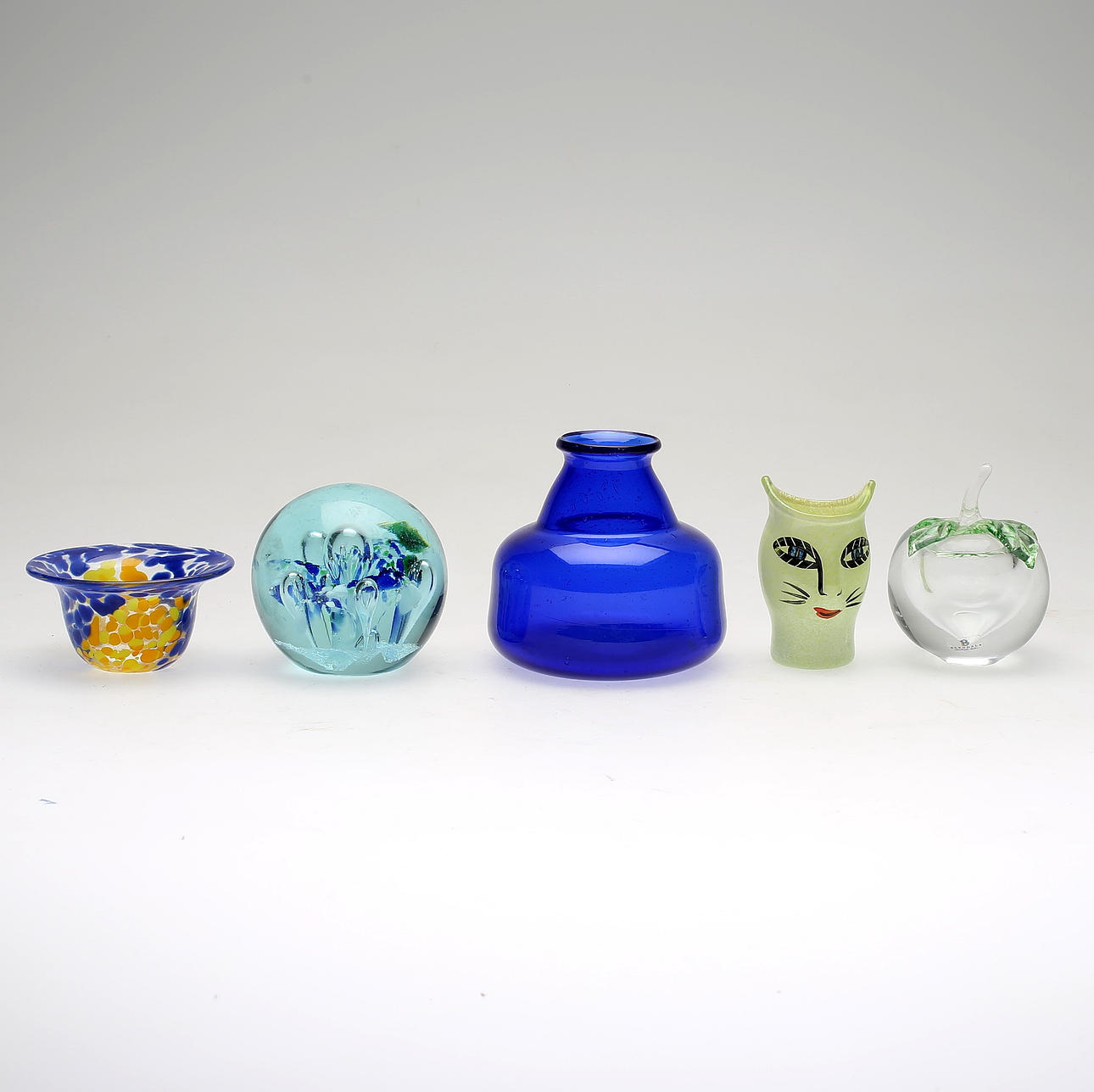 GLASFÖREMÅL, 5 st, bl a Ulrica Hydman-Vallien.