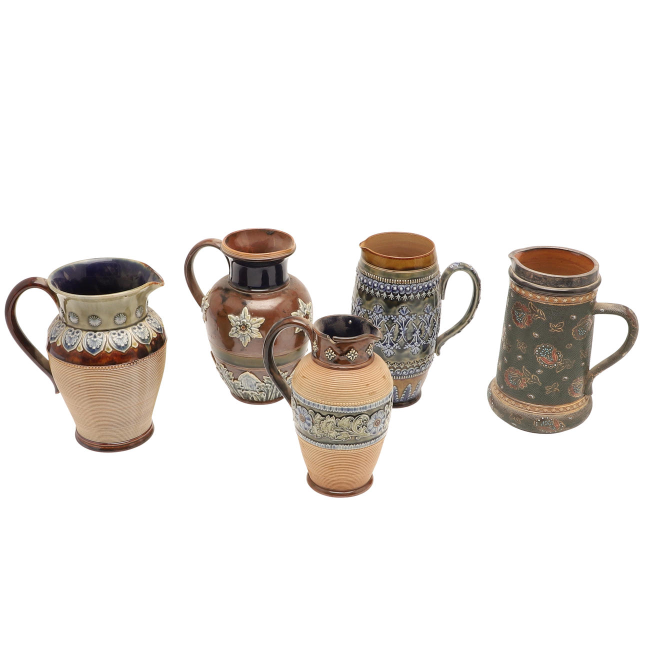 UNA COLECCIÓN DE JARRAS DE GRES DOULTON.