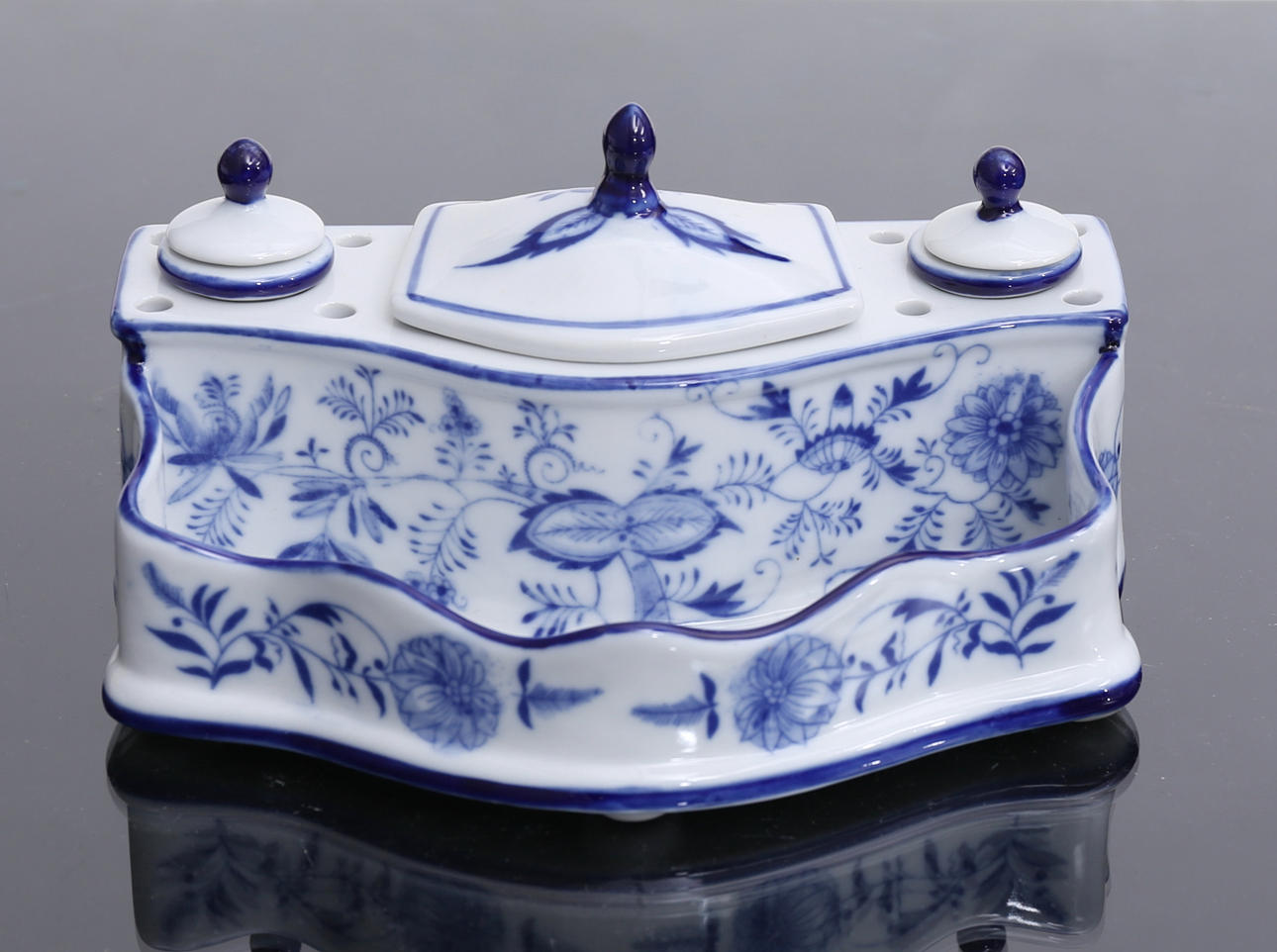 WRITING STAND, porcelain, onion pattern.