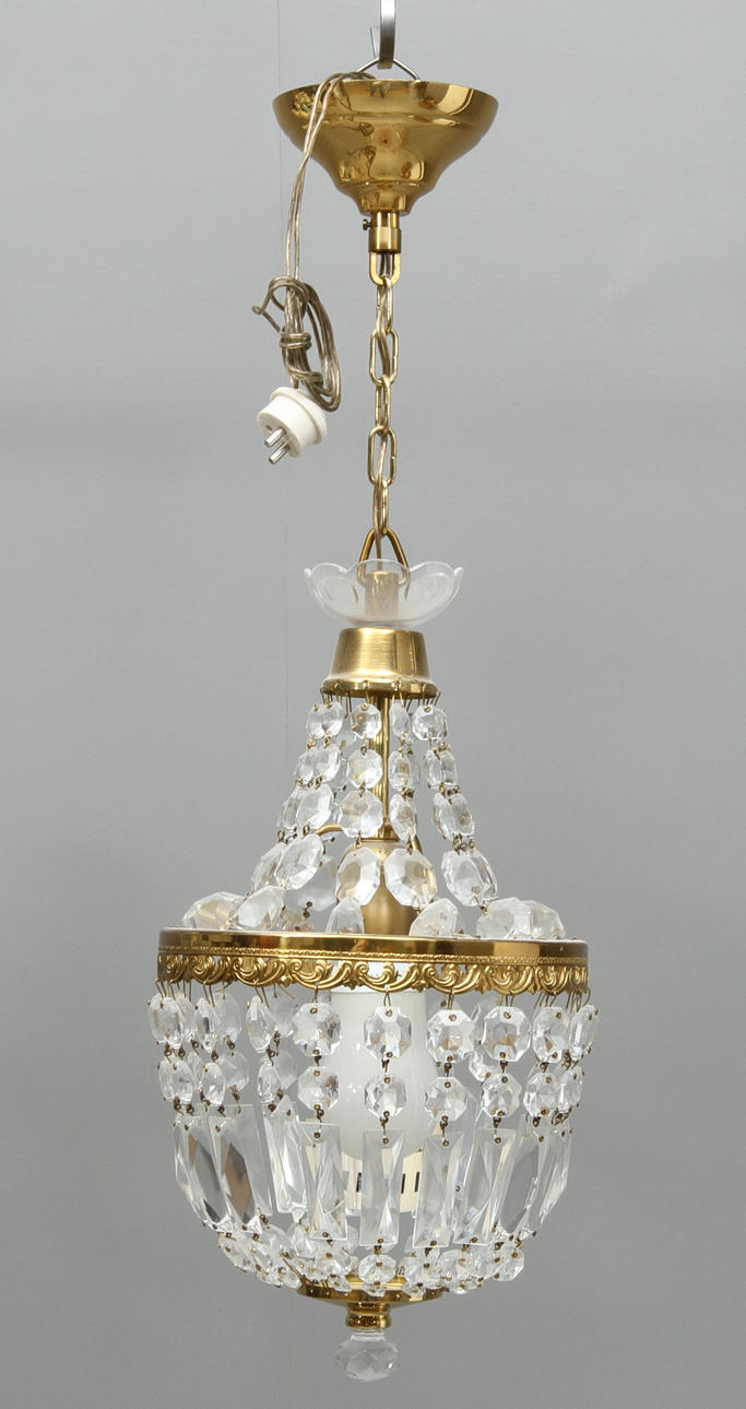 HALLAMPA, behängd med prismor, 1900-tal.