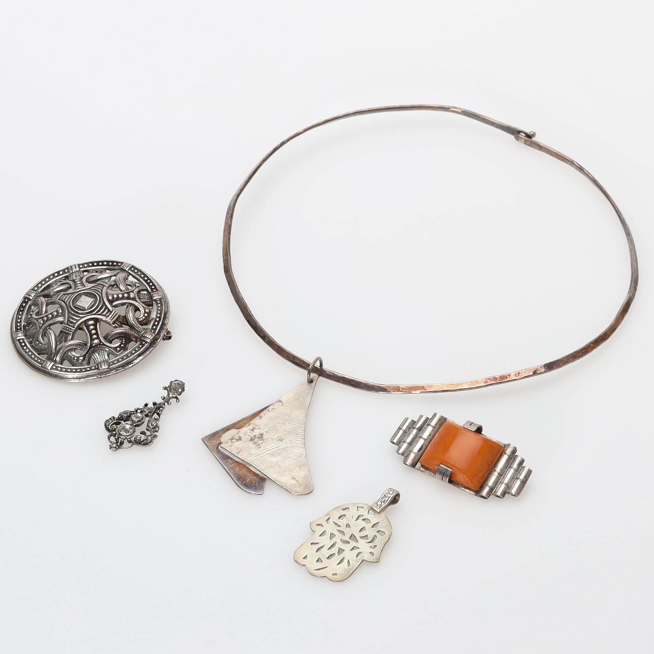 EINE SAMMLUNG VON SECHS SILBERSCHMUCKSTÜCKEN, darunter David Andersen, Norwegen.