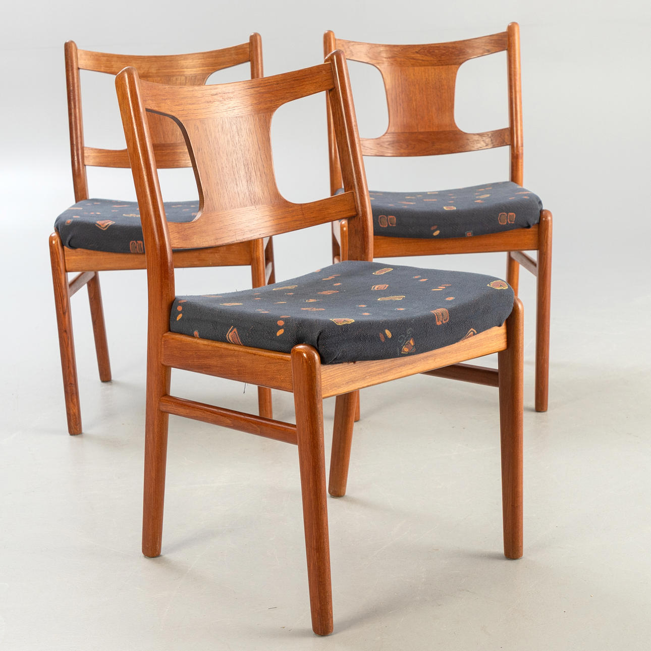 3 teakstolar, 2. Andra halvan av den 20 Jh.