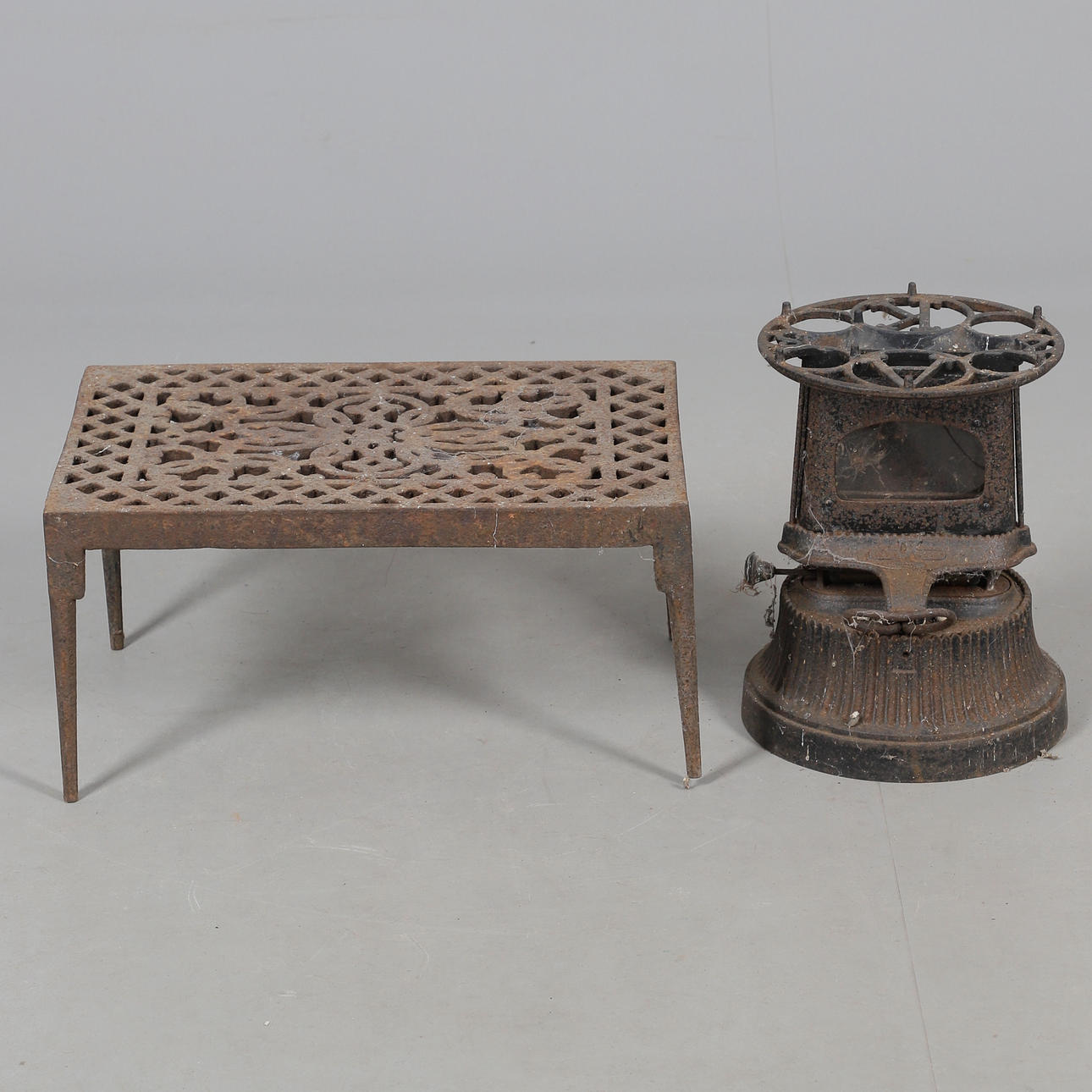 EN ANTIK STØBEJERNSOVN OG FODMAND.