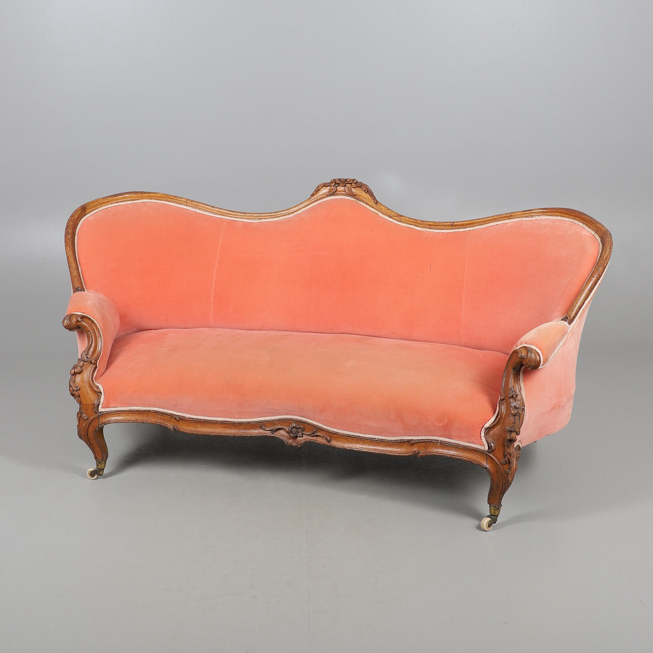 A VICTORIAN WALNUT DOUBLE SPOON BACK SHOWFRAME SETTEE.