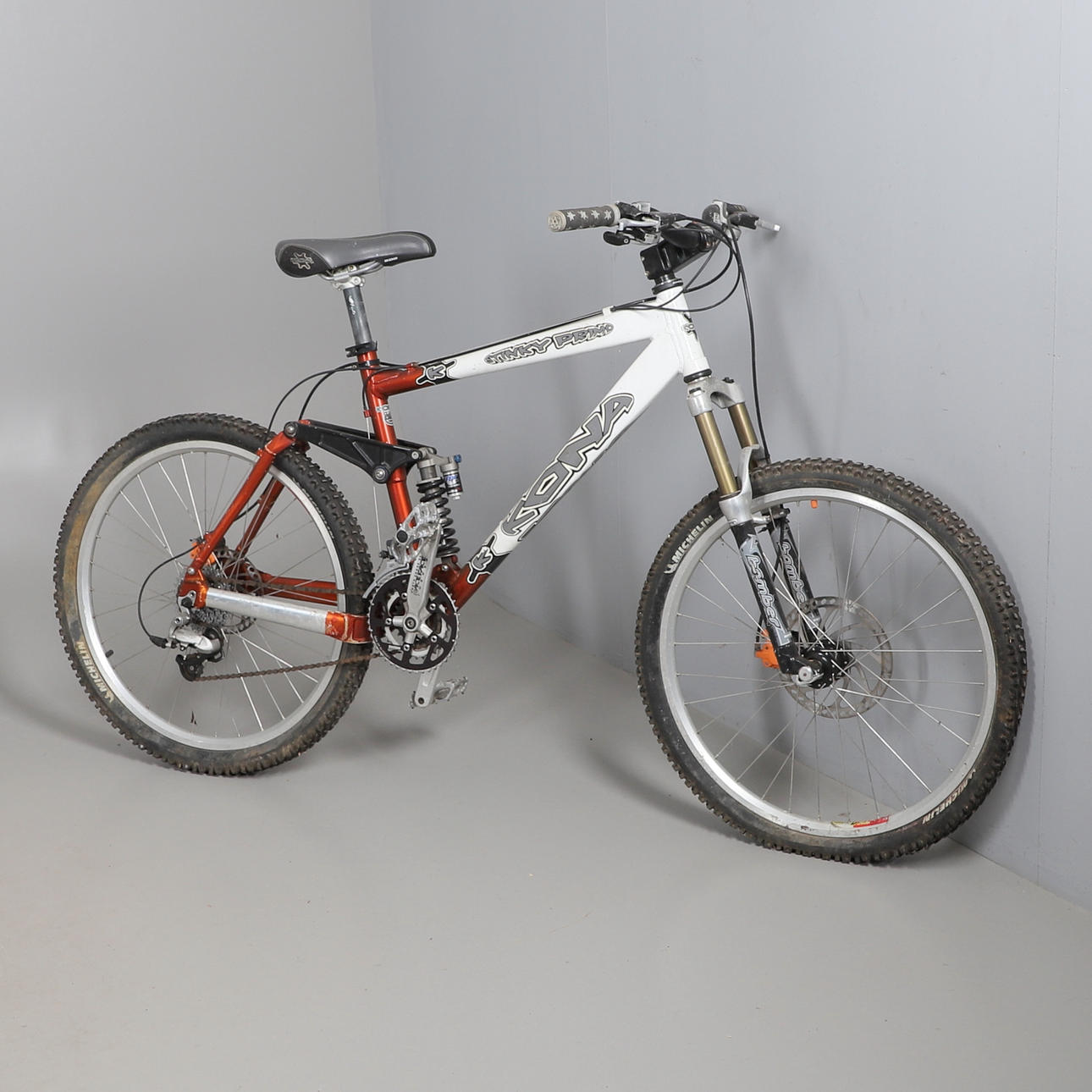 A KONA STINKY PRIMO DOWNHILL MOUNTAIN BICYCLE. Vehicles, Boats