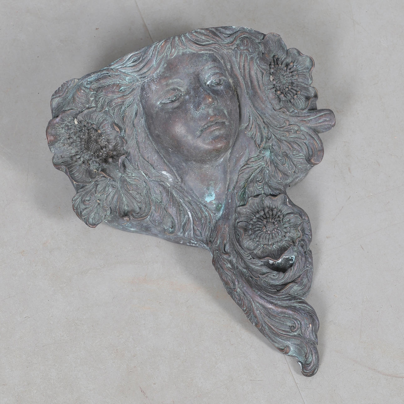 A COPY ART NOUVEAU STYLE CAST BRONZE WALL BRACKET.