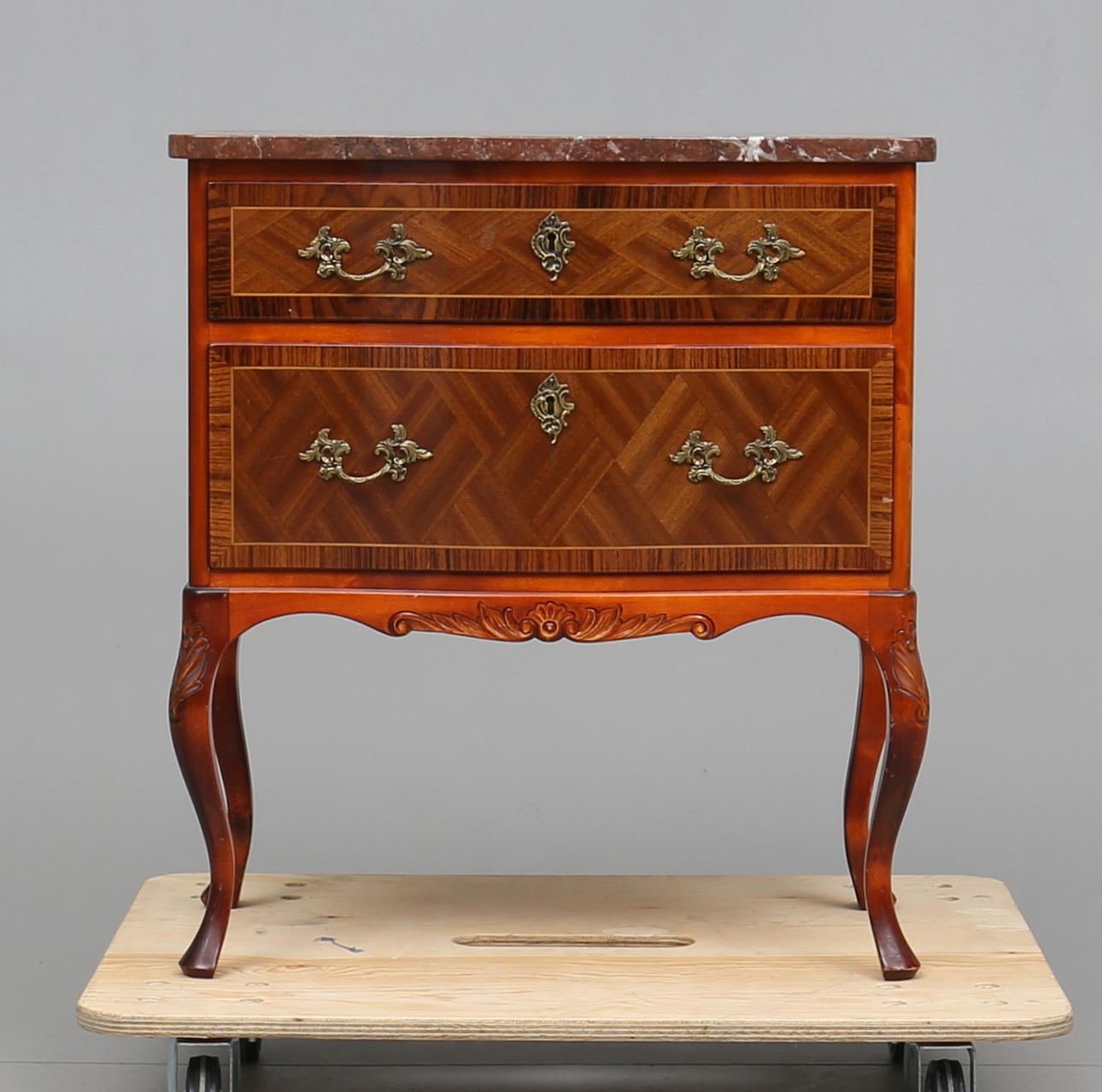 BYRÅ, rokokostil, 1900-talets andra hälft.