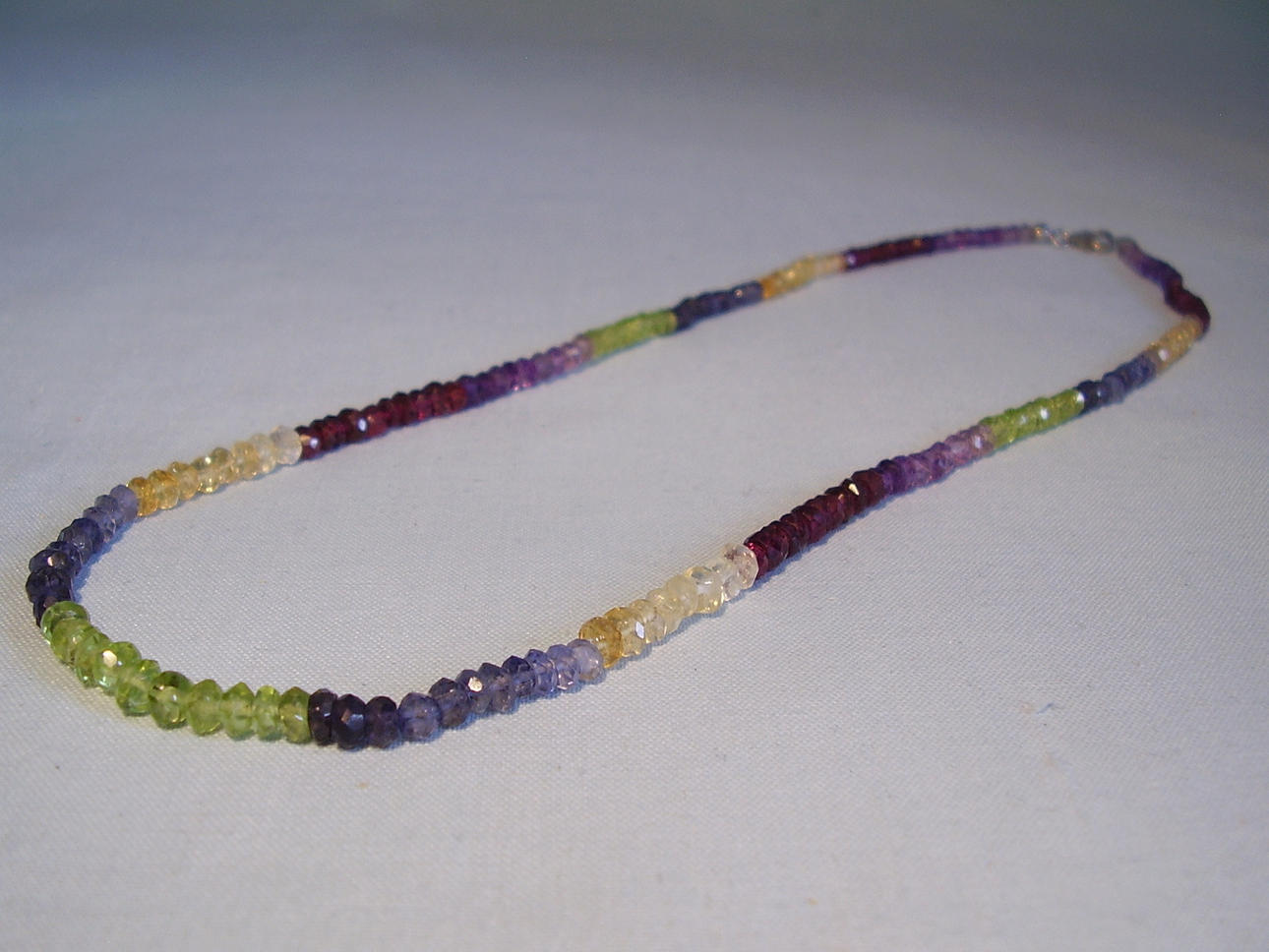 HALSBAND MED ÄDELSTEN 40 ct. FLERFÄRGAD.