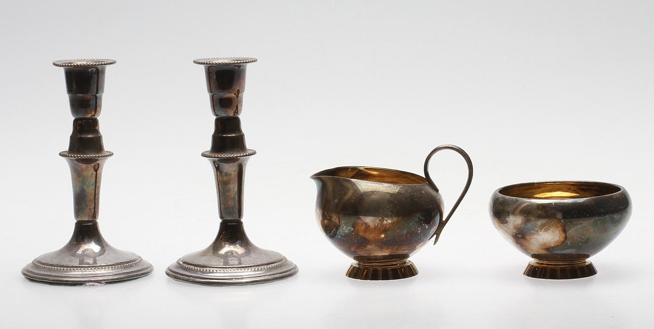 LJUSSTAKAR samt GRÄDDKANNA och SOCKERSKÅL, silver, Danmark samt Tyskland, vikt ca 338 gram.