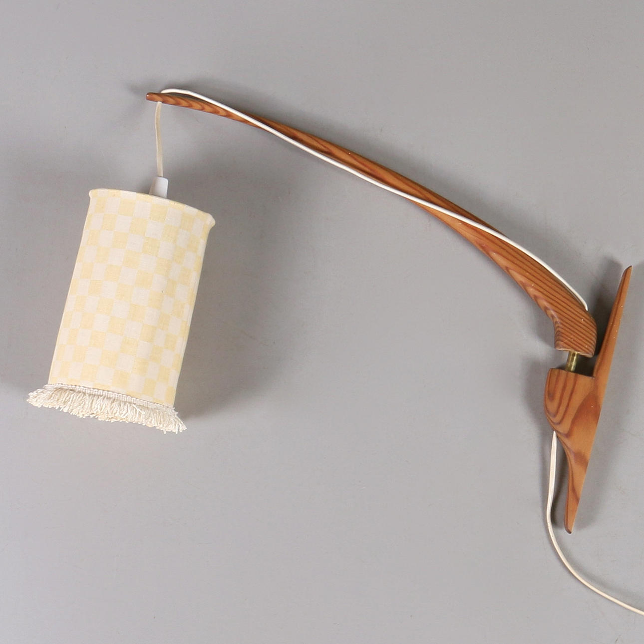 VÄGGLAMPA, betsad furu, 1950/60-tal.