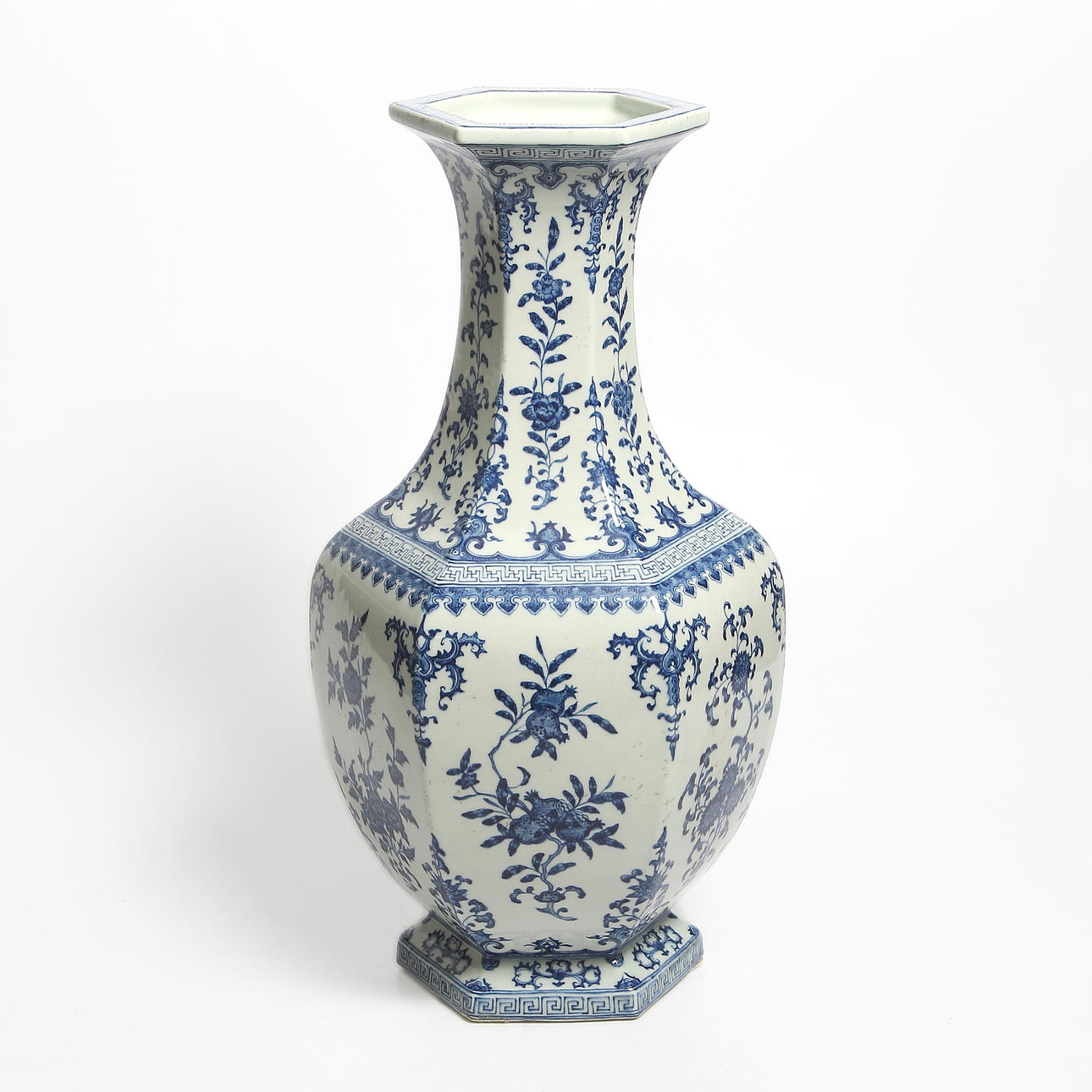 GOLVVAS, porslin, märkt "Chien Lung", omkring sekelskiftet 18/1900.