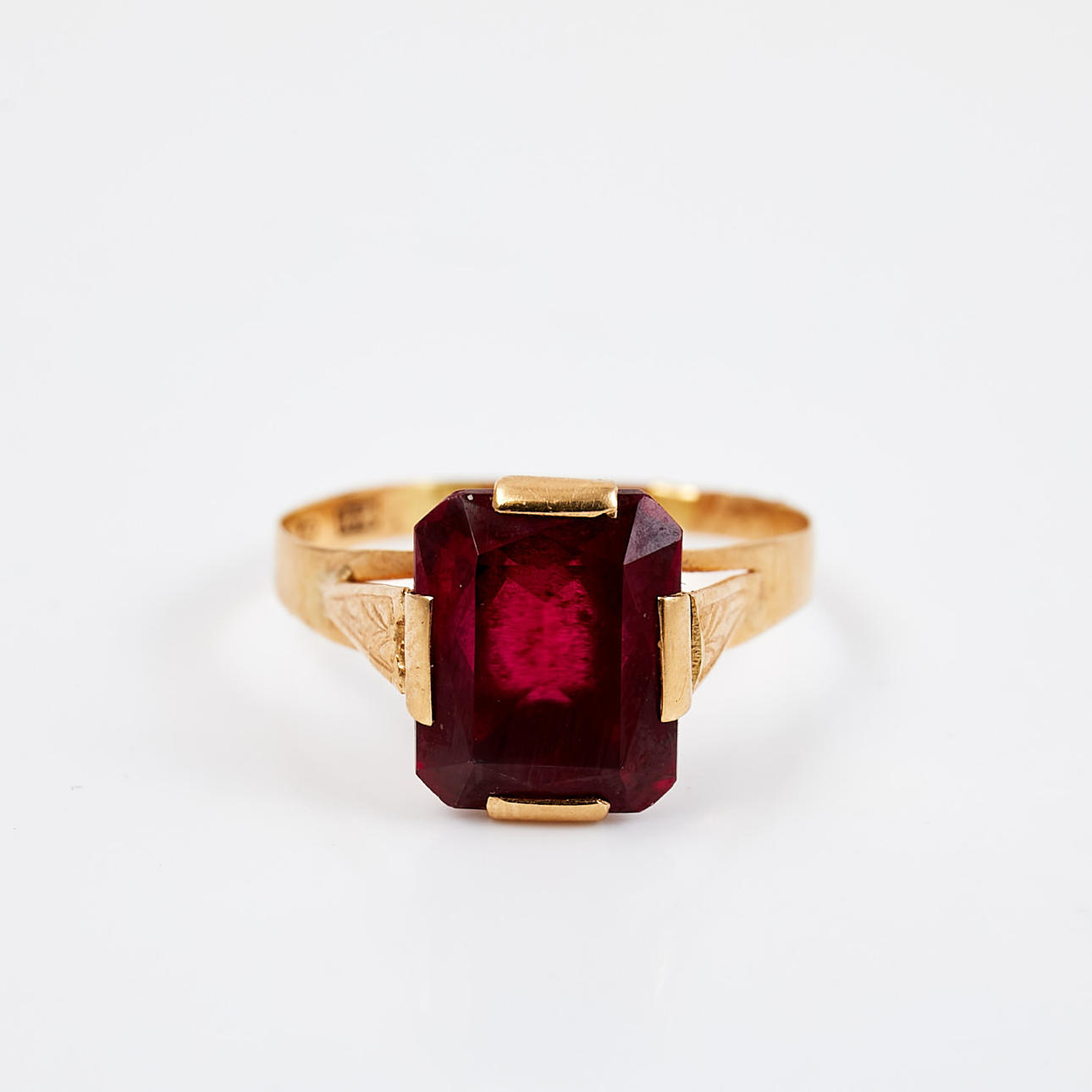 RING, 18 k guld, smaragdslipad, syntetisk röd rubin, Ekström & Blohm ...