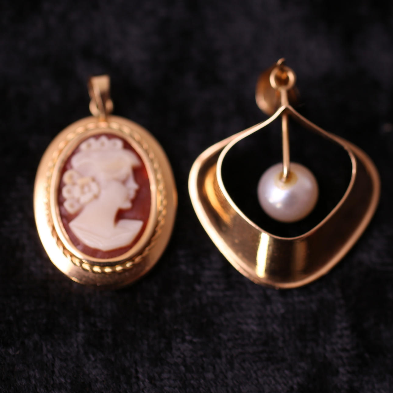 HÄNGEN, 2 st, guld 18k, bruttovikt= 3,8 gram.