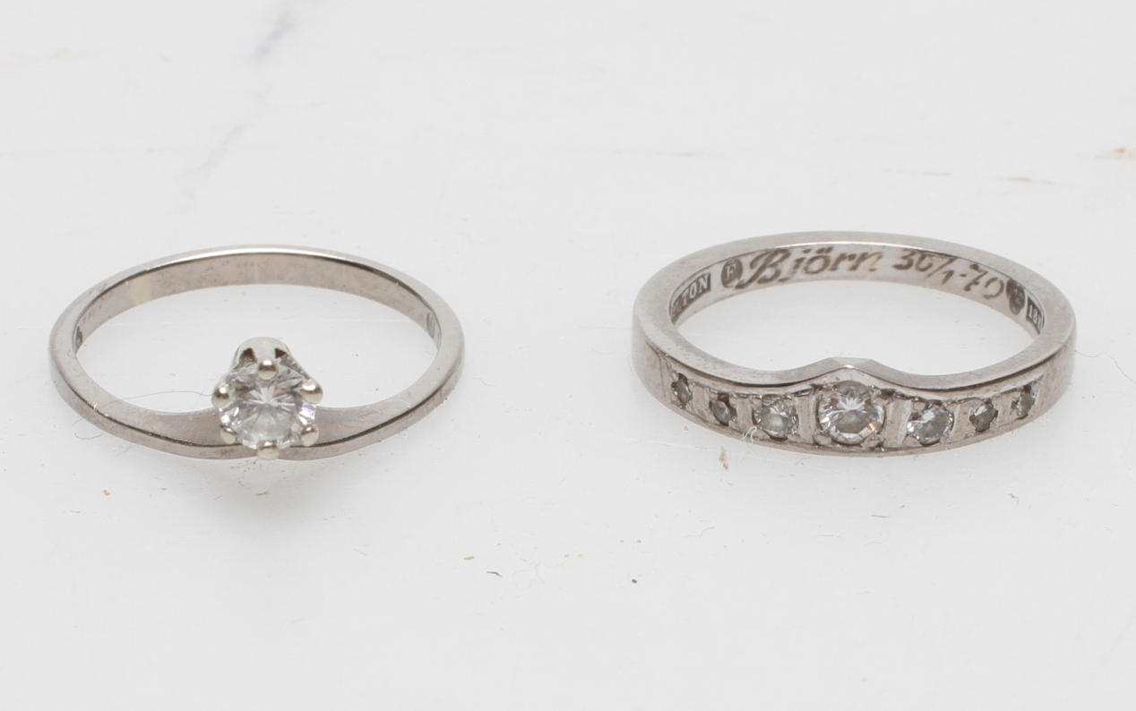 VITGULDSRINGAR MED DIAMANTER, 2 st, 18k guld, vikt ca 5,6 gr.