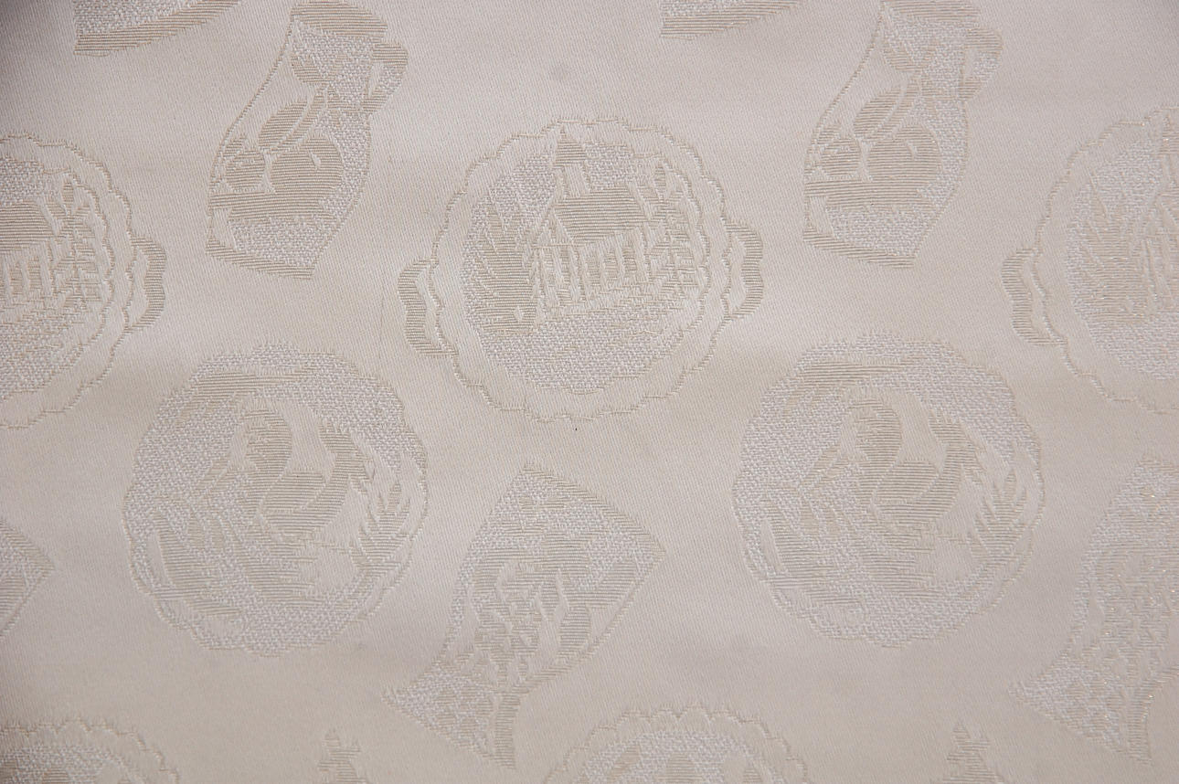 SIDENBROKAD, benvit med guldtråd, 2 bitar, 150 x 90, 125 x 90 cm.