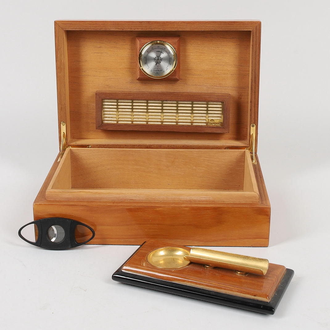 HUMIDOR med tillbehör, 3 delar, trä, England. Övrigt - Övrigt - Auctionet