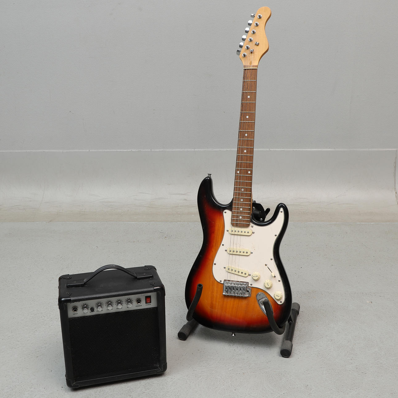 ELGITARR MED FÖRSTÄRKARE, stativ och väska, 4 delar, 1900-tal.