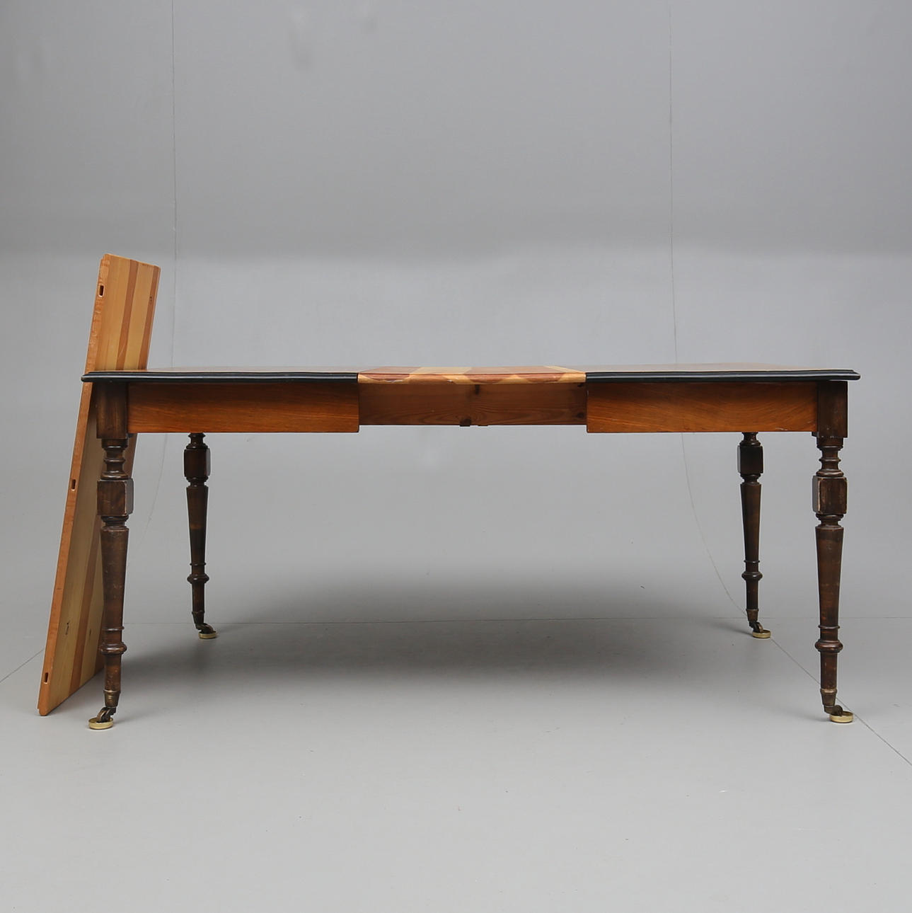 BORD, valnöt, 1800-talets andra del.