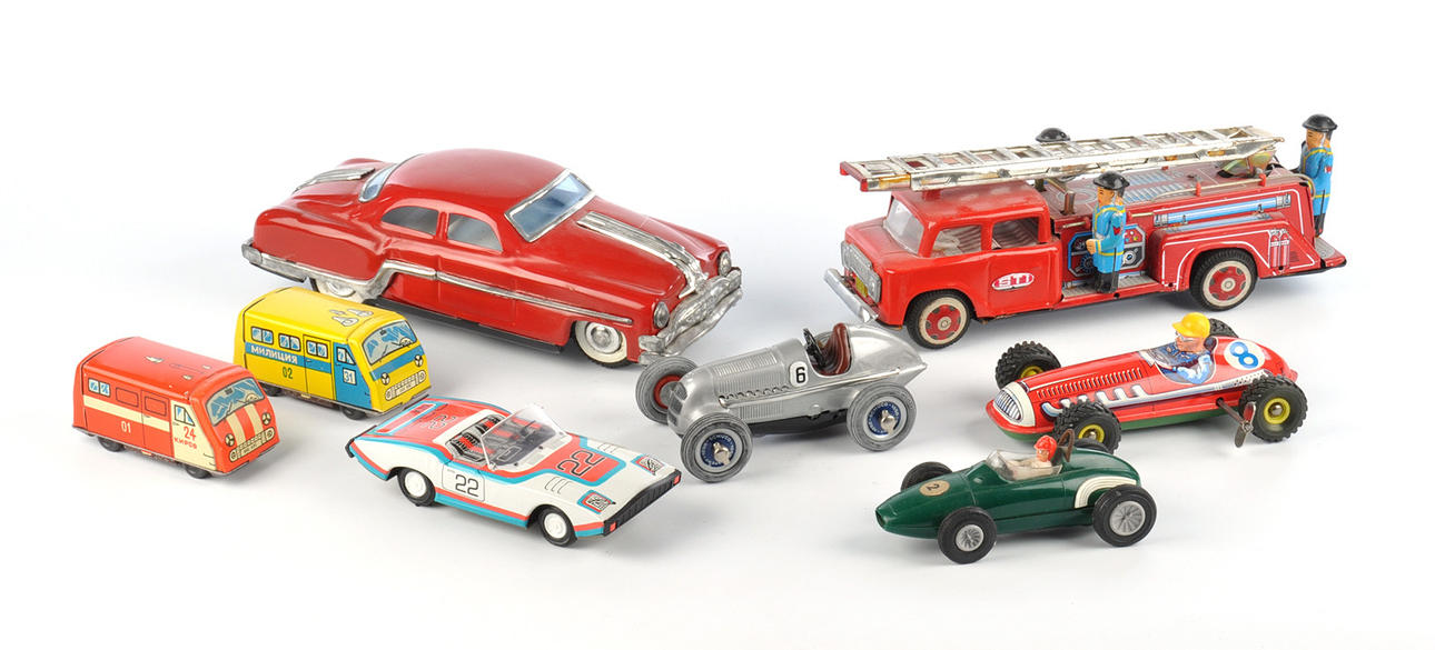BLECHSPIELZEUG, FAHRZEUGE. En samling av 8. Silver Arrow, brandkår, kupé m.fl., 1970-2000.