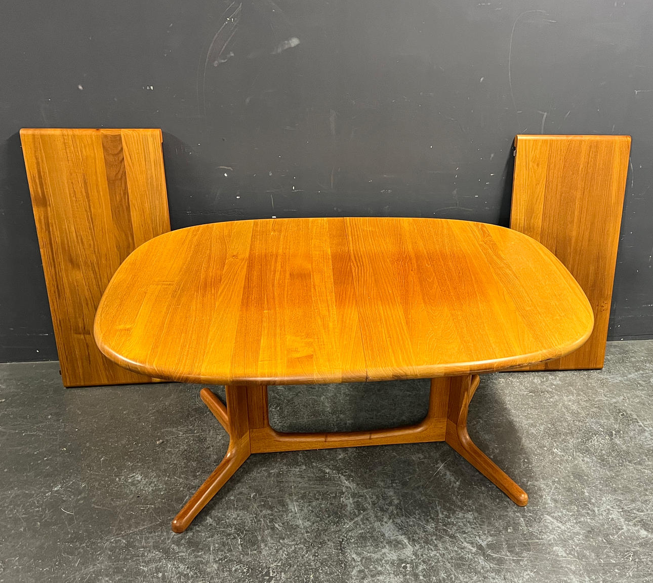 GLOSTRUP DINING TABLE.