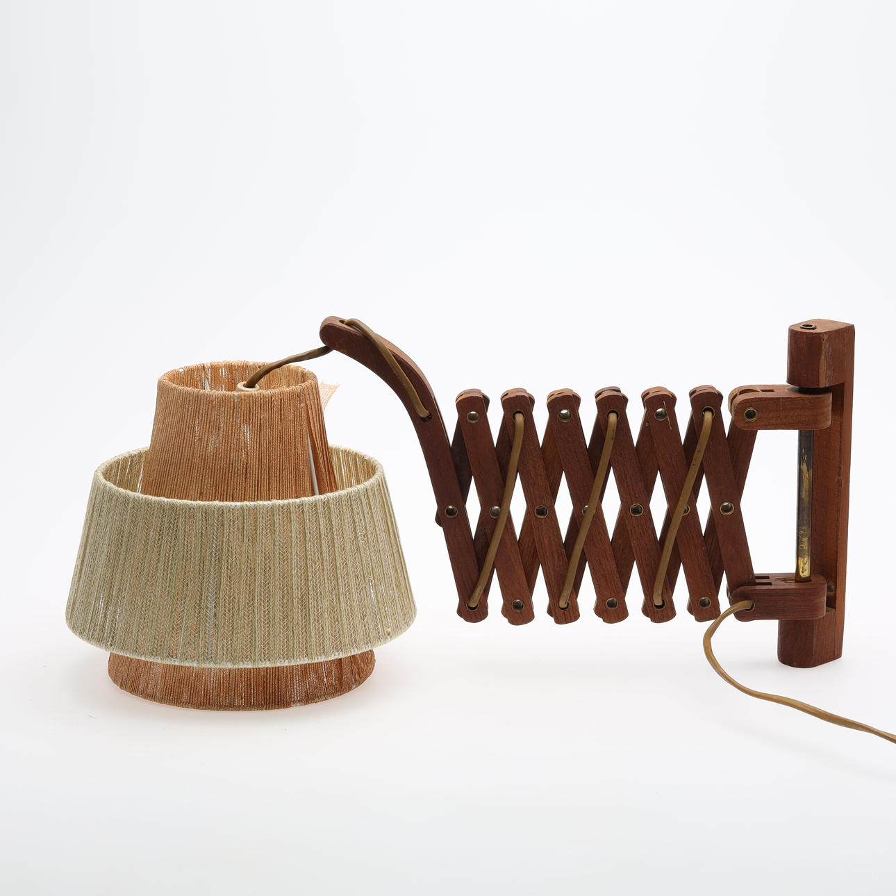 SCHERENLAMPE AUS TEAKHOLZ, Mitte des 20. Jahrhunderts.